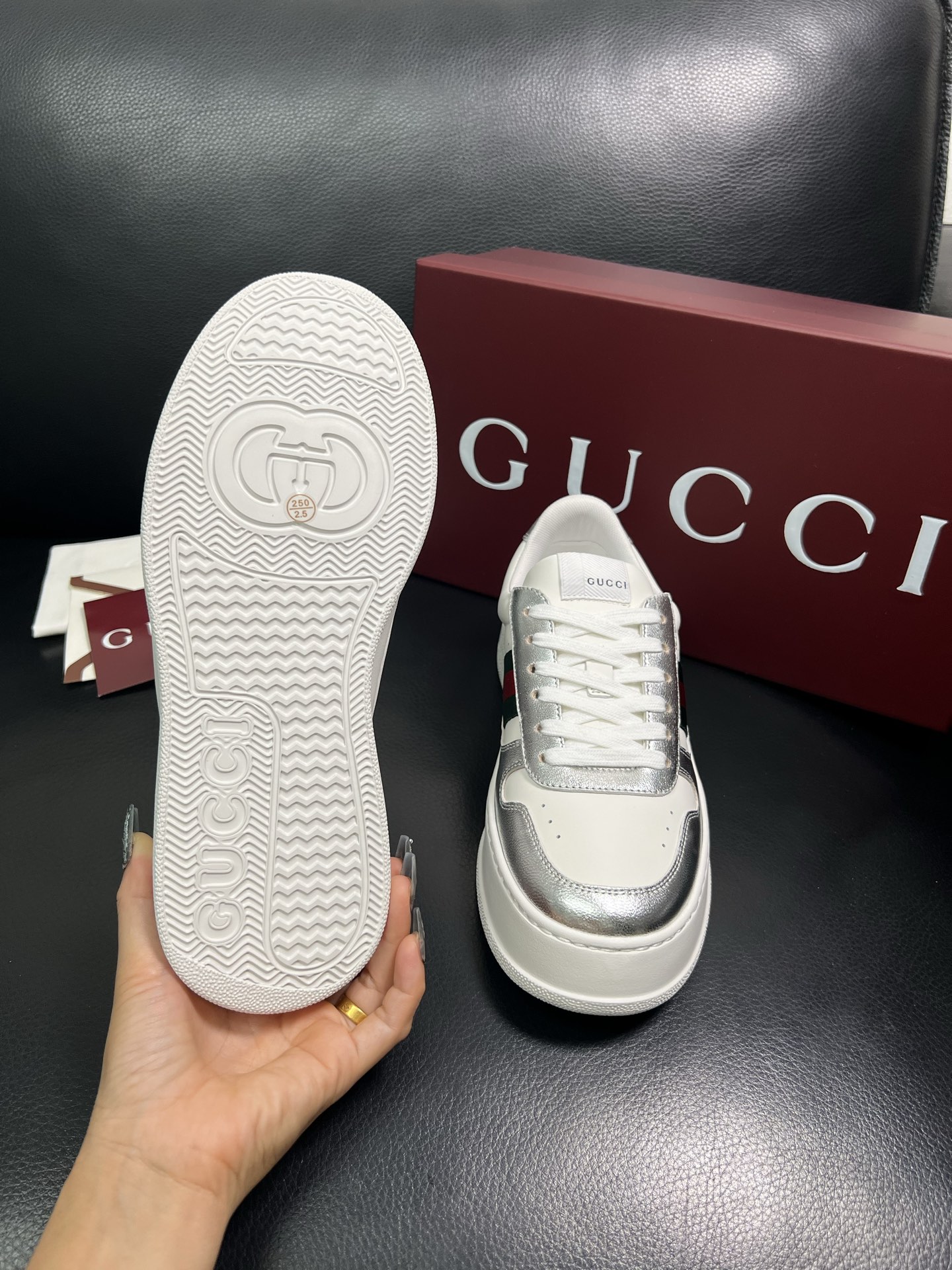 Gucci 高品质 顶级工艺品 古奇 专柜新款，原厂配置意大利进口牛皮 进口网里牛皮垫，透气舒适，鞋底：