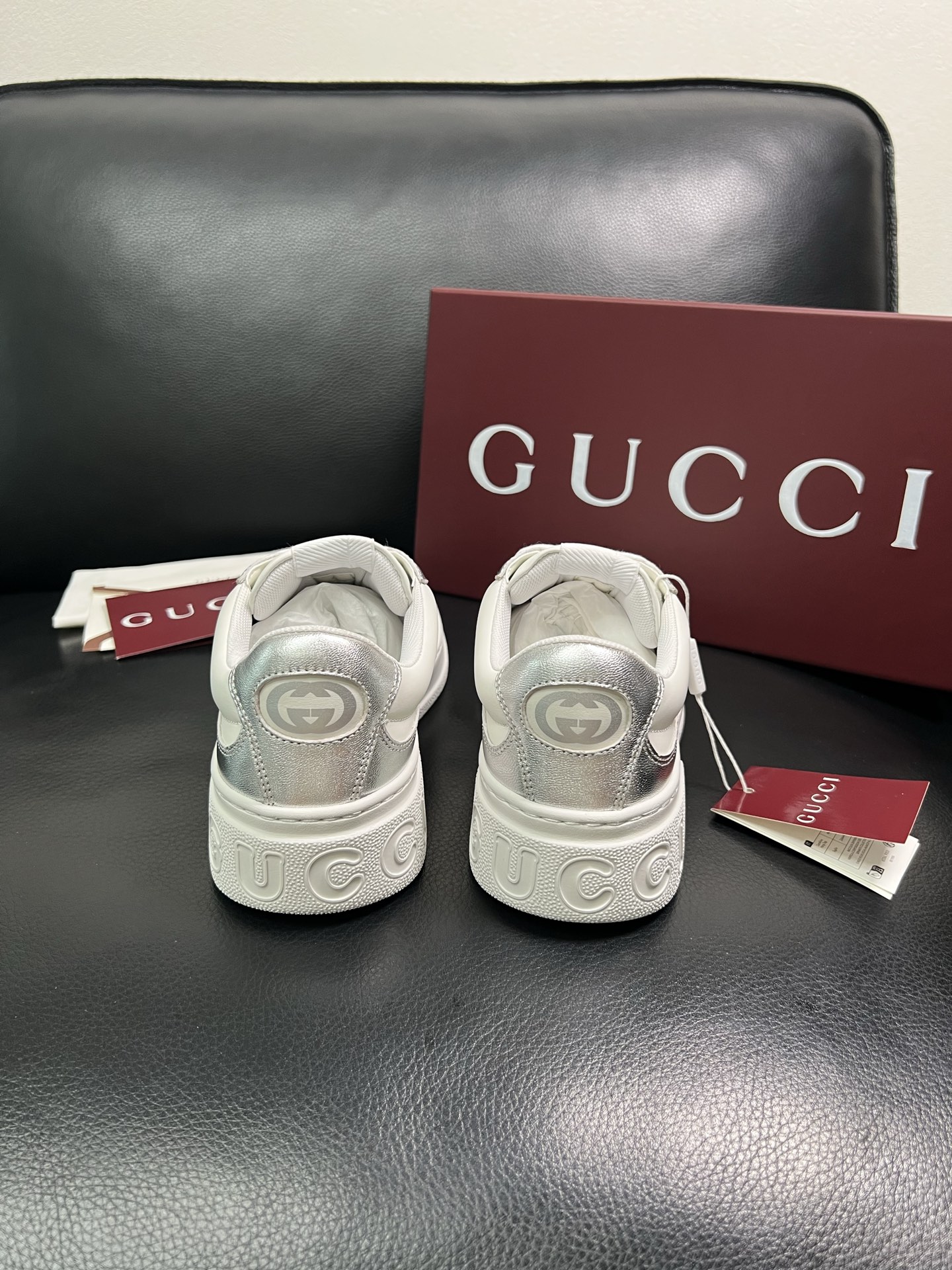 Gucci 高品质 顶级工艺品 古奇 专柜新款，原厂配置意大利进口牛皮 进口网里牛皮垫，透气舒适，鞋底：