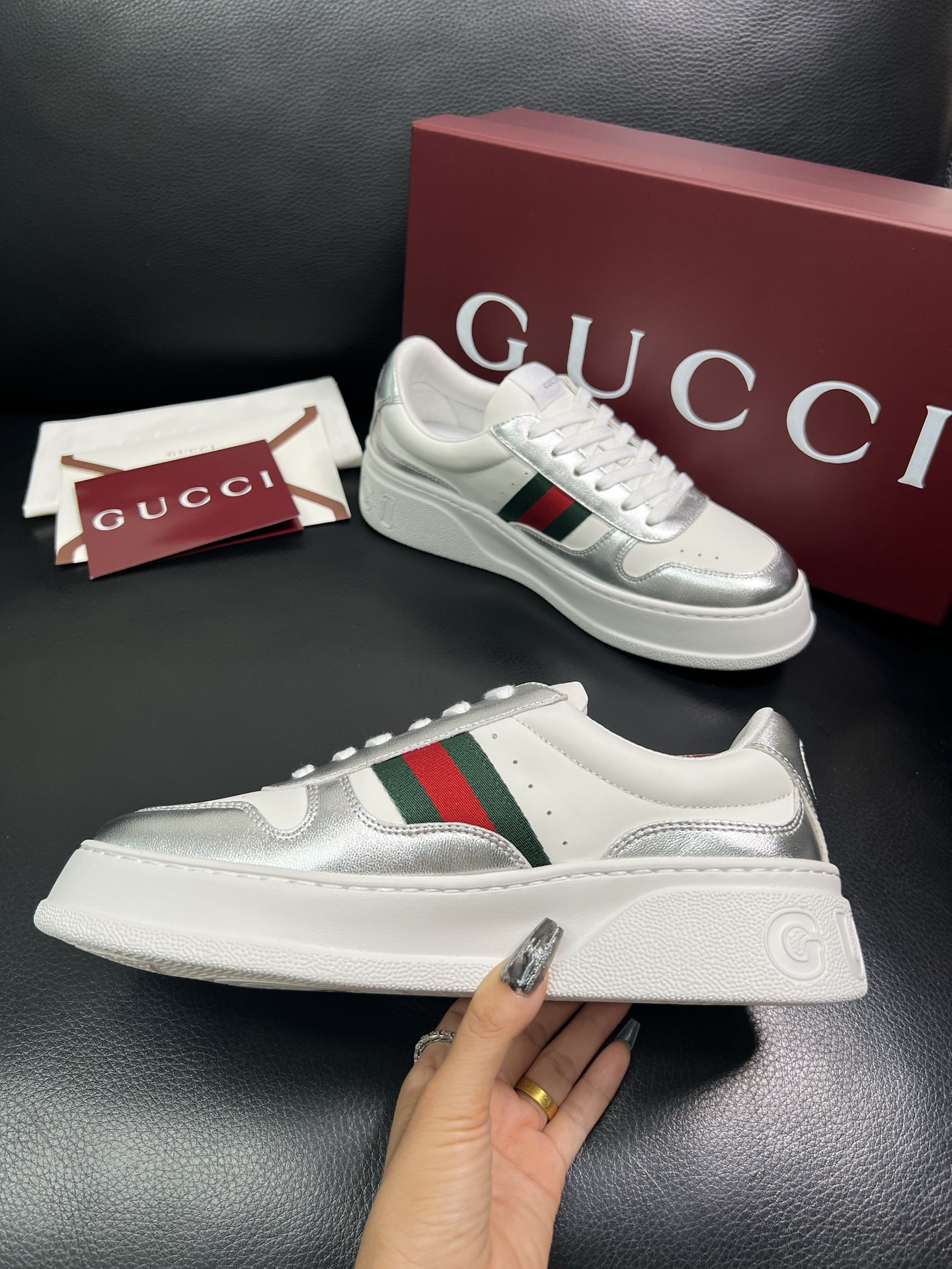 Gucci 高品质 顶级工艺品 古奇 专柜新款，原厂配置意大利进口牛皮 进口网里牛皮垫，透气舒适，鞋底：