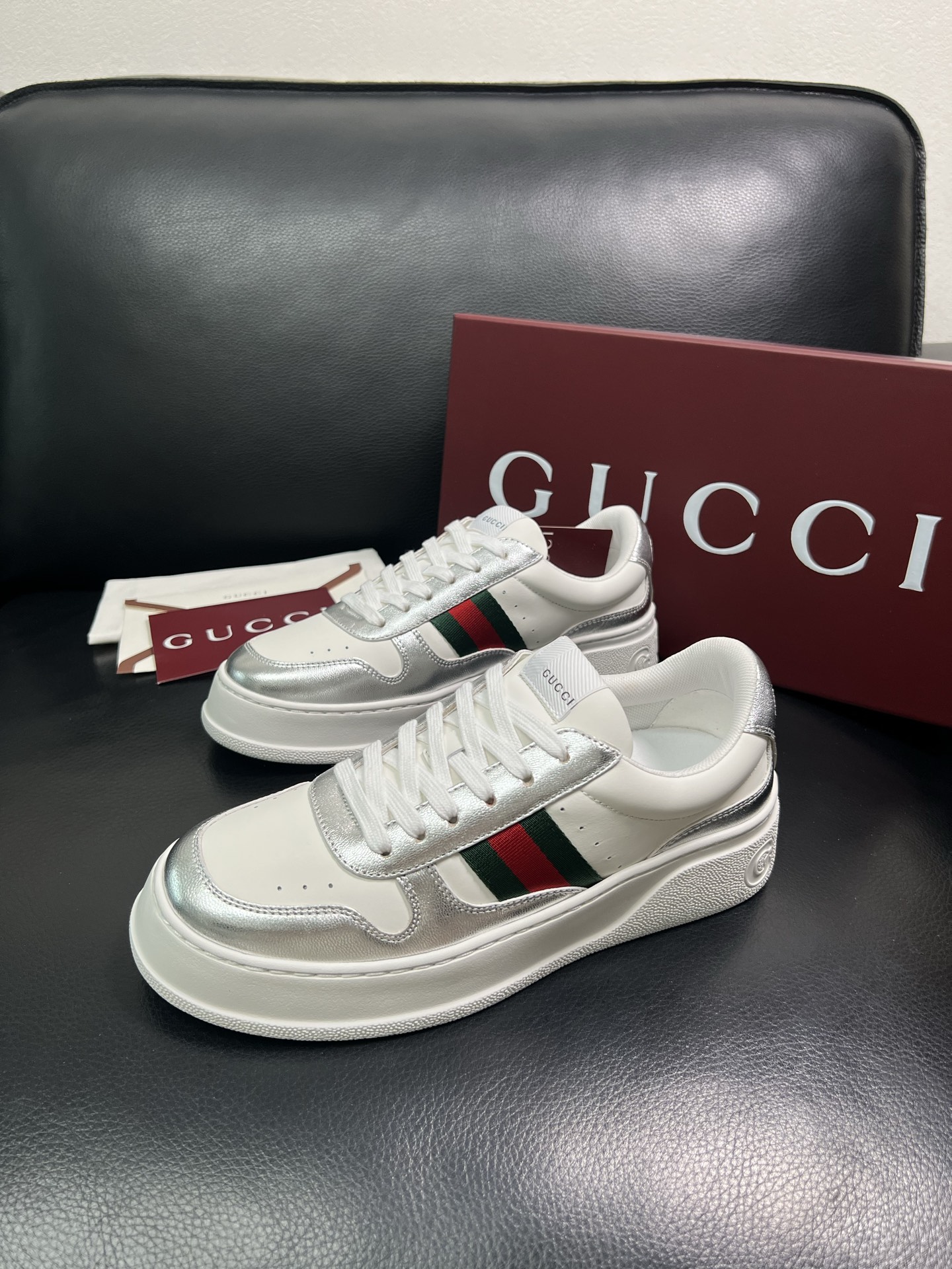 Gucci 高品质 顶级工艺品 古奇 专柜新款，原厂配置意大利进口牛皮 进口网里牛皮垫，透气舒适，鞋底：