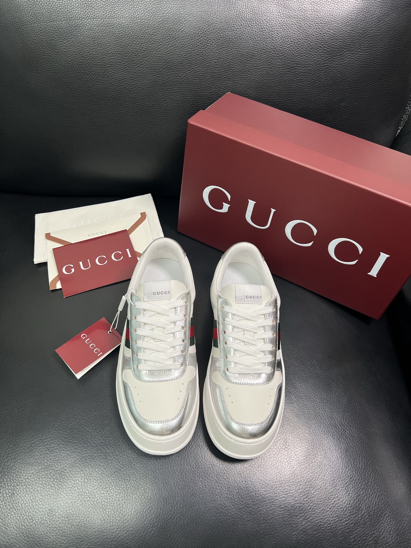 Gucci 高品质 顶级工艺品 古奇 专柜新款，原厂配置意大利进口牛皮 进口网里牛皮垫，透气舒适，鞋底：
