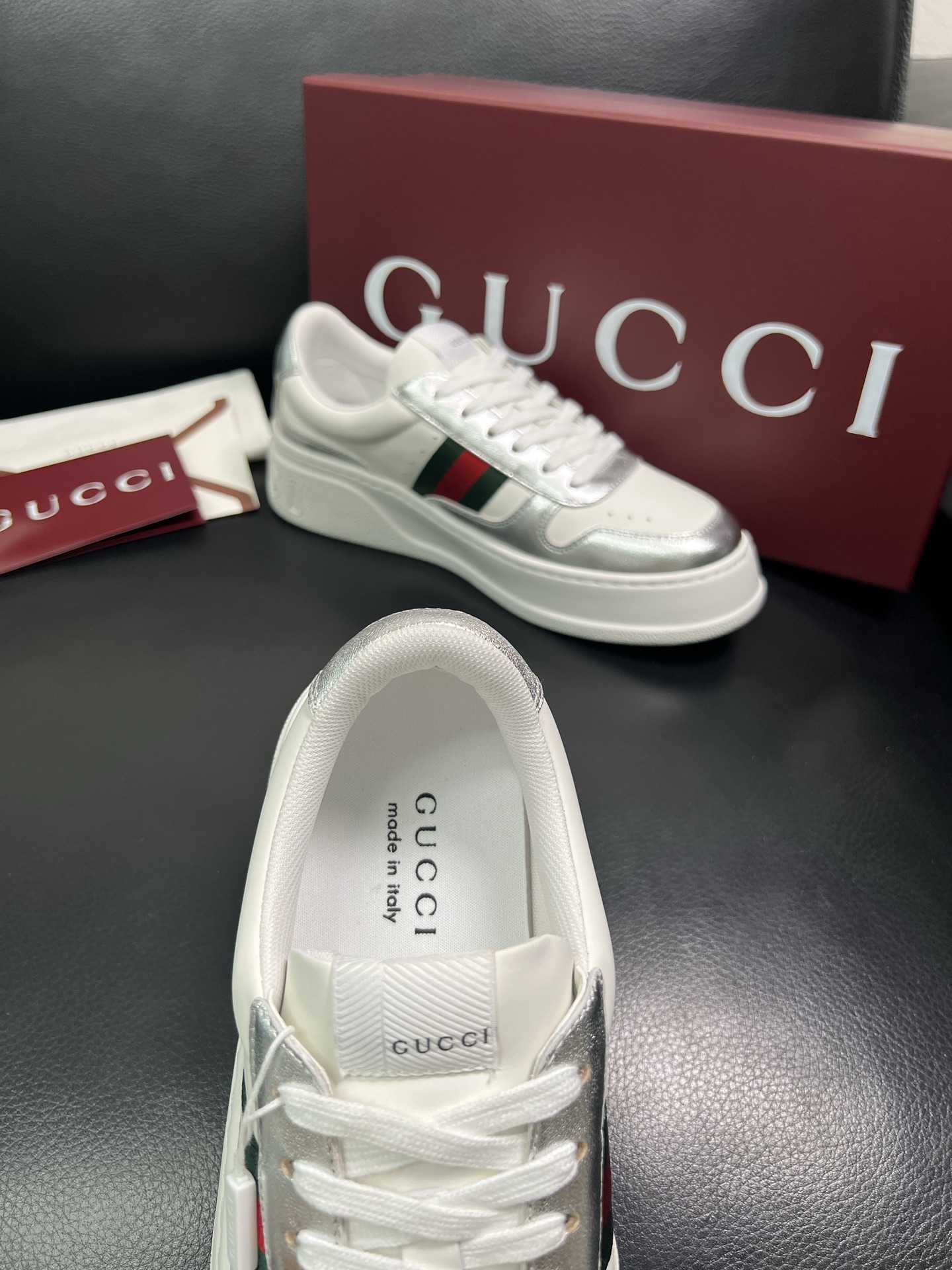 Gucci 高品质 顶级工艺品 古奇 专柜新款，原厂配置意大利进口牛皮 进口网里牛皮垫，透气舒适，鞋底：