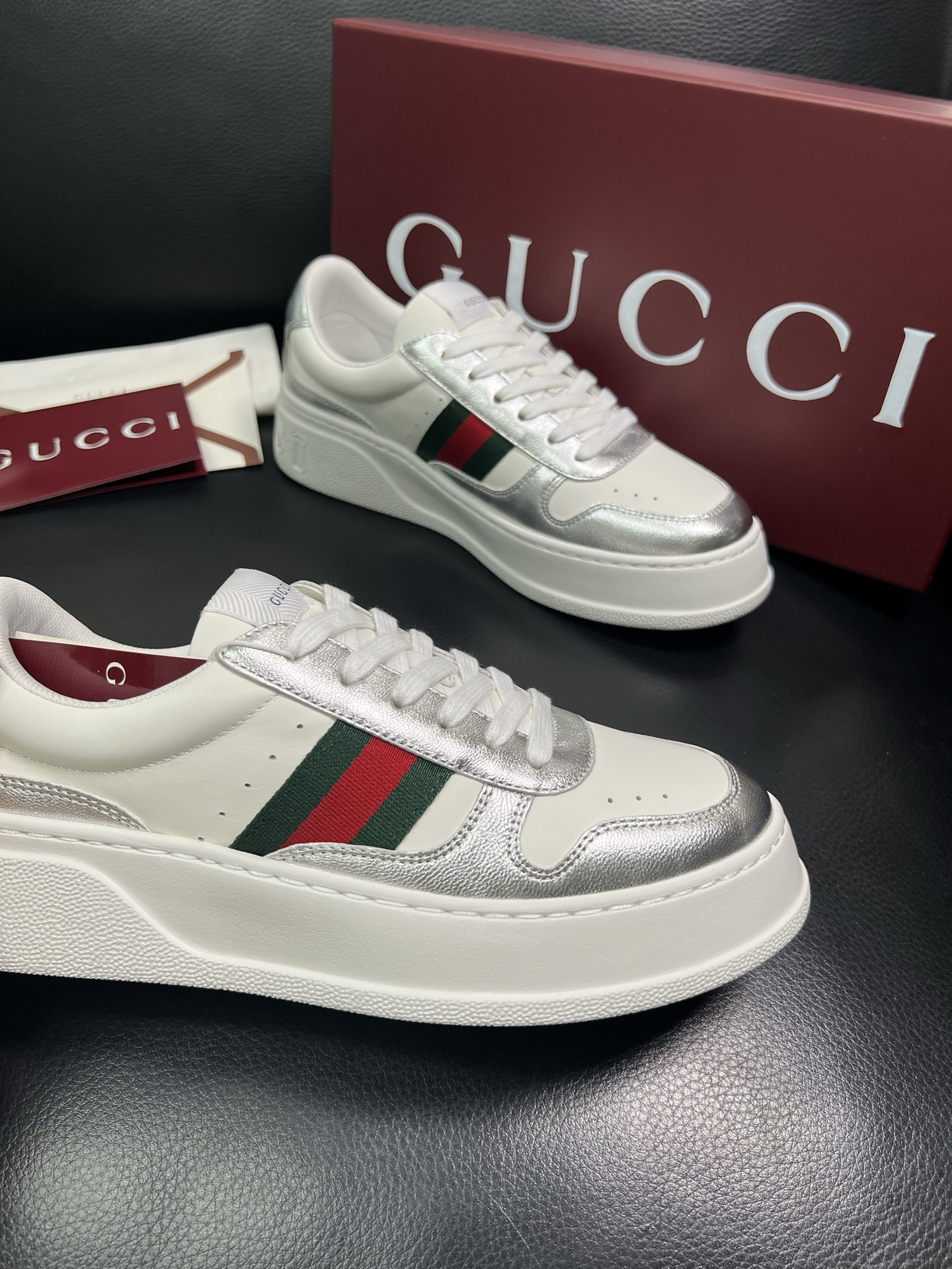 Gucci 高品质 顶级工艺品 古奇 专柜新款，原厂配置意大利进口牛皮 进口网里牛皮垫，透气舒适，鞋底：
