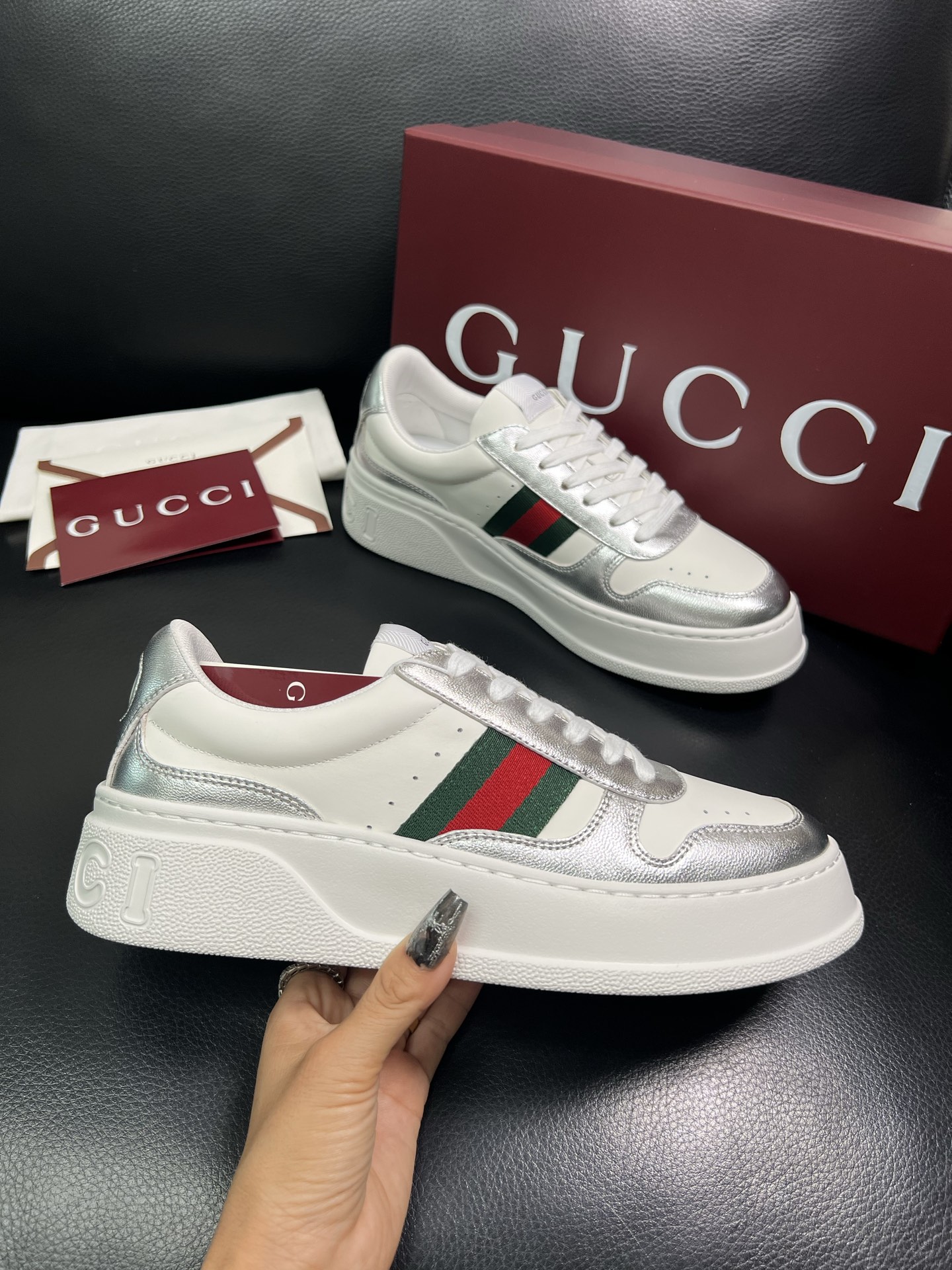 Gucci 高品质 顶级工艺品 古奇 专柜新款，原厂配置意大利进口牛皮 进口网里牛皮垫，透气舒适，鞋底：