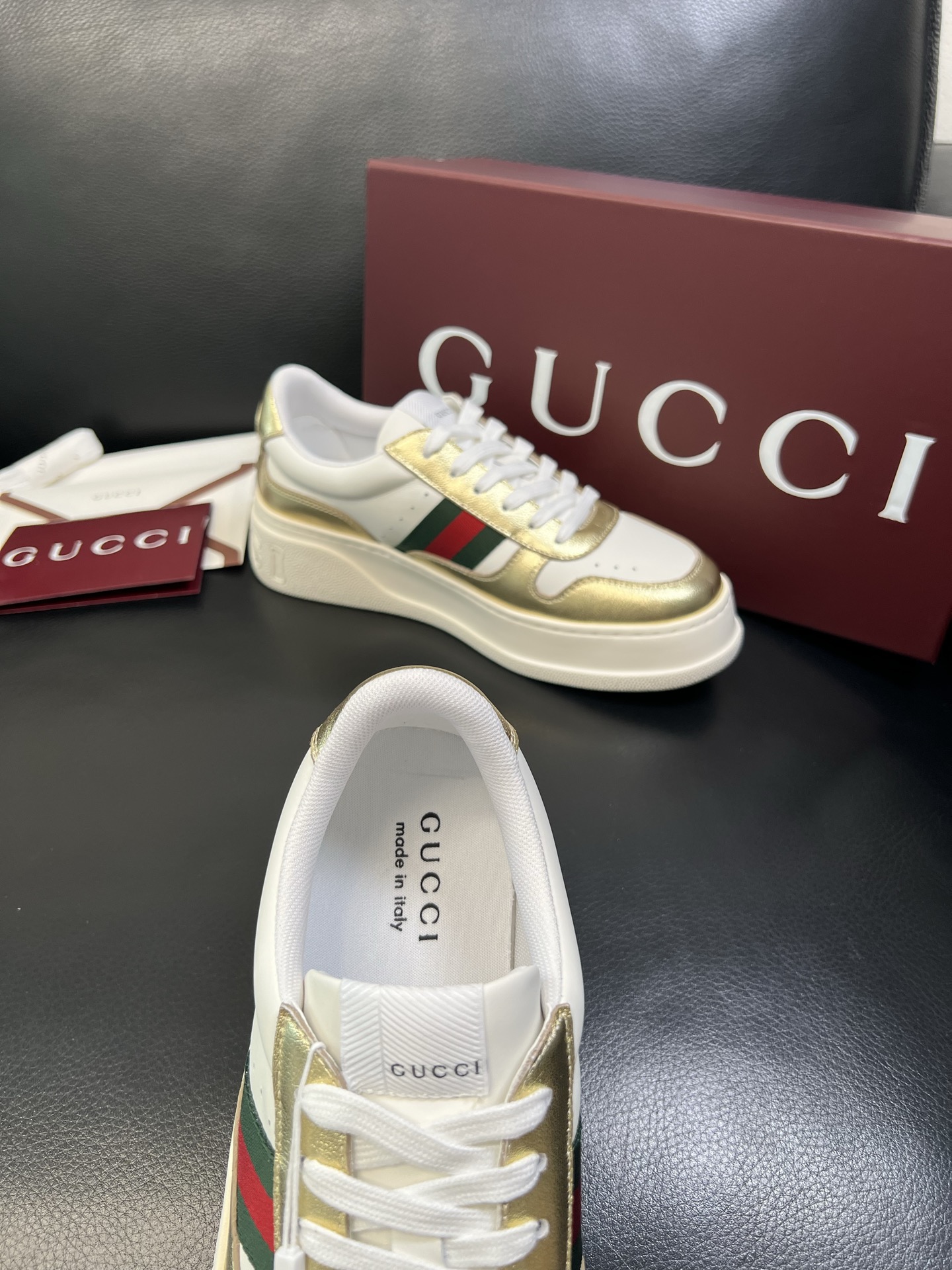 Gucci 高品质 顶级工艺品 古奇 专柜新款，原厂配置意大利进口牛皮 进口网里牛皮垫，透气舒适，鞋底：