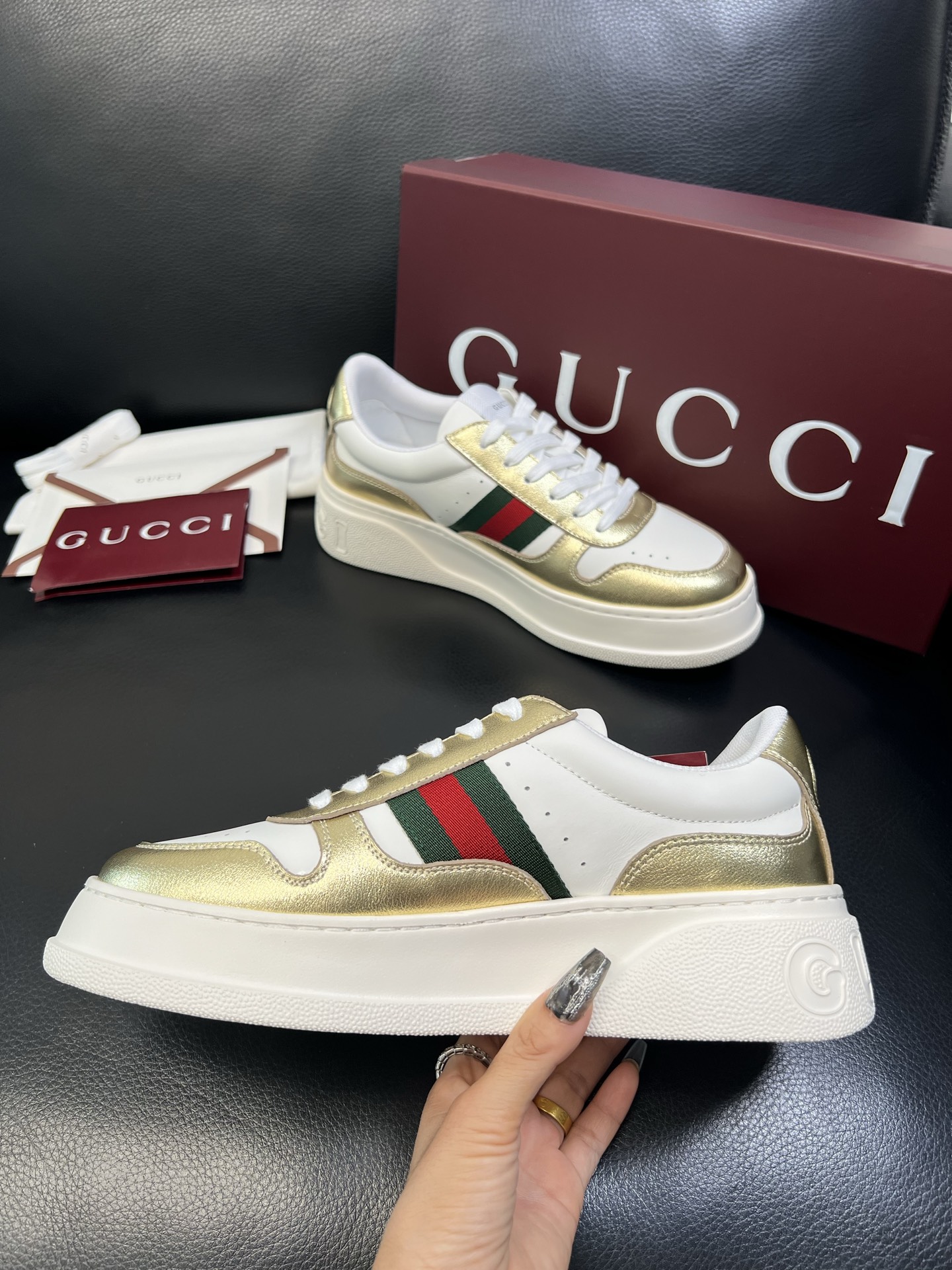 Gucci 高品质 顶级工艺品 古奇 专柜新款，原厂配置意大利进口牛皮 进口网里牛皮垫，透气舒适，鞋底：