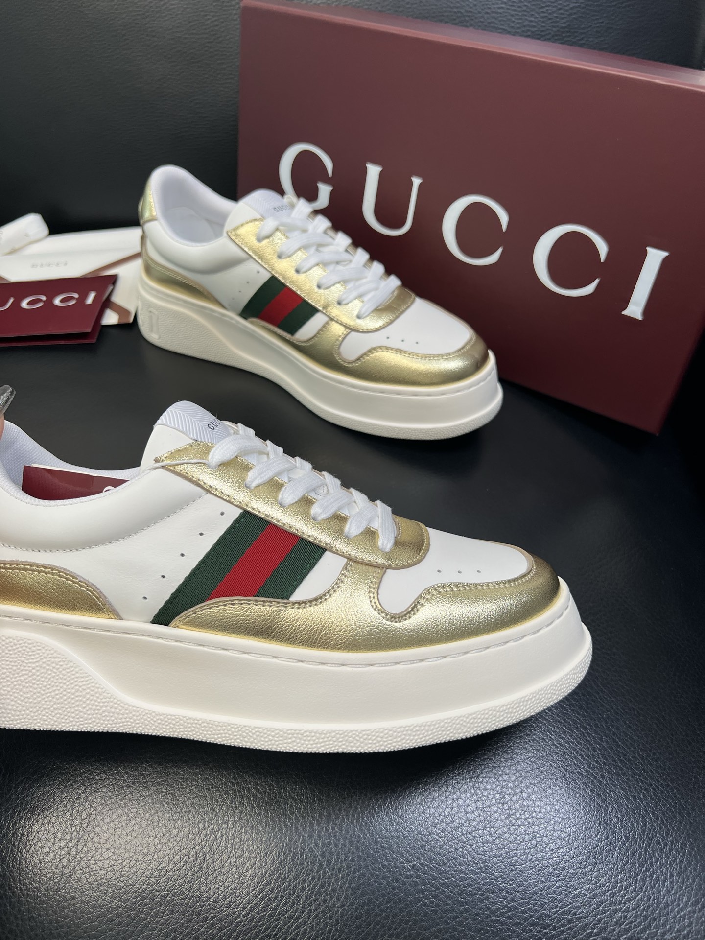 Gucci 高品质 顶级工艺品 古奇 专柜新款，原厂配置意大利进口牛皮 进口网里牛皮垫，透气舒适，鞋底：
