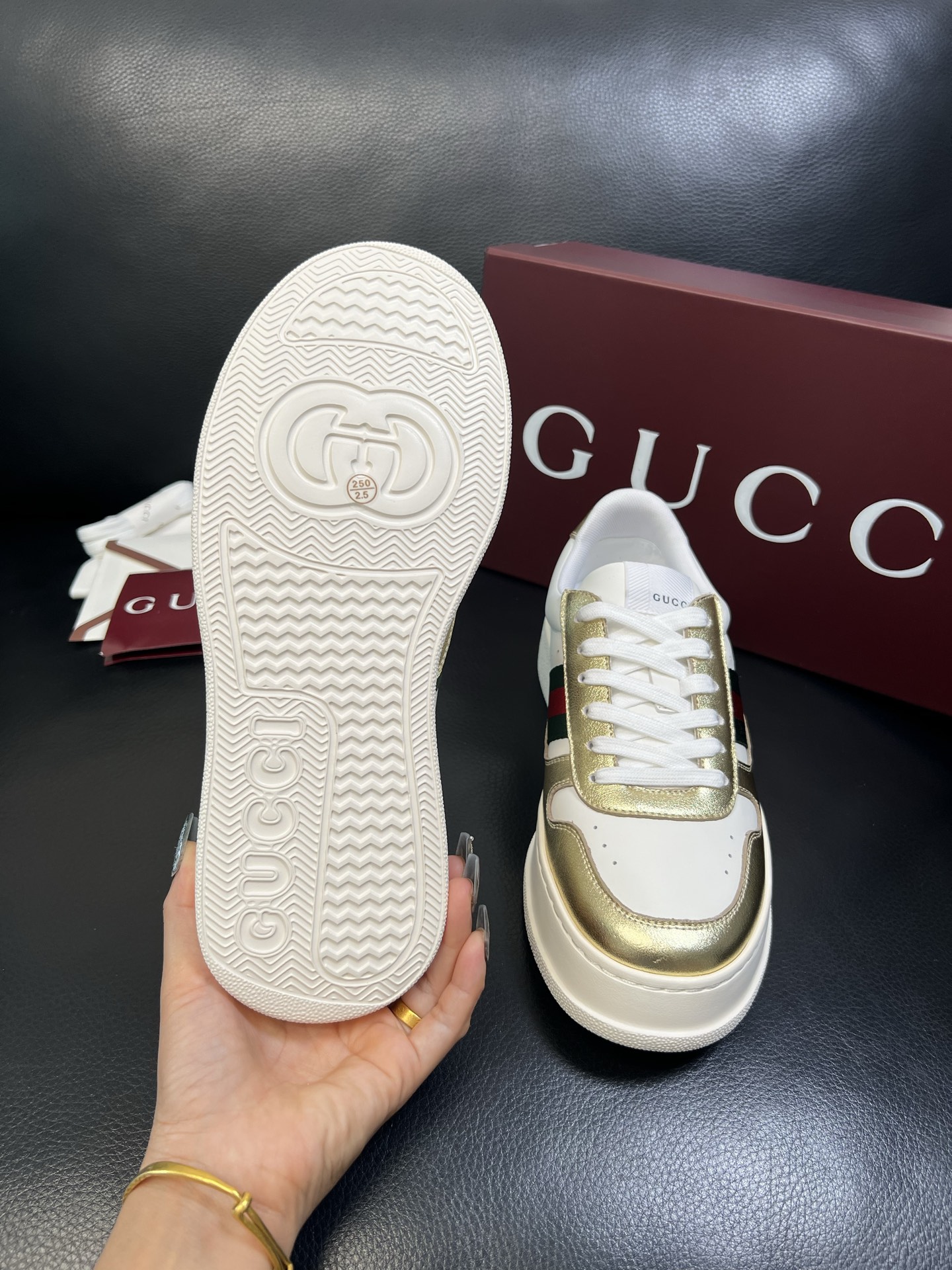 Gucci 高品质 顶级工艺品 古奇 专柜新款，原厂配置意大利进口牛皮 进口网里牛皮垫，透气舒适，鞋底：