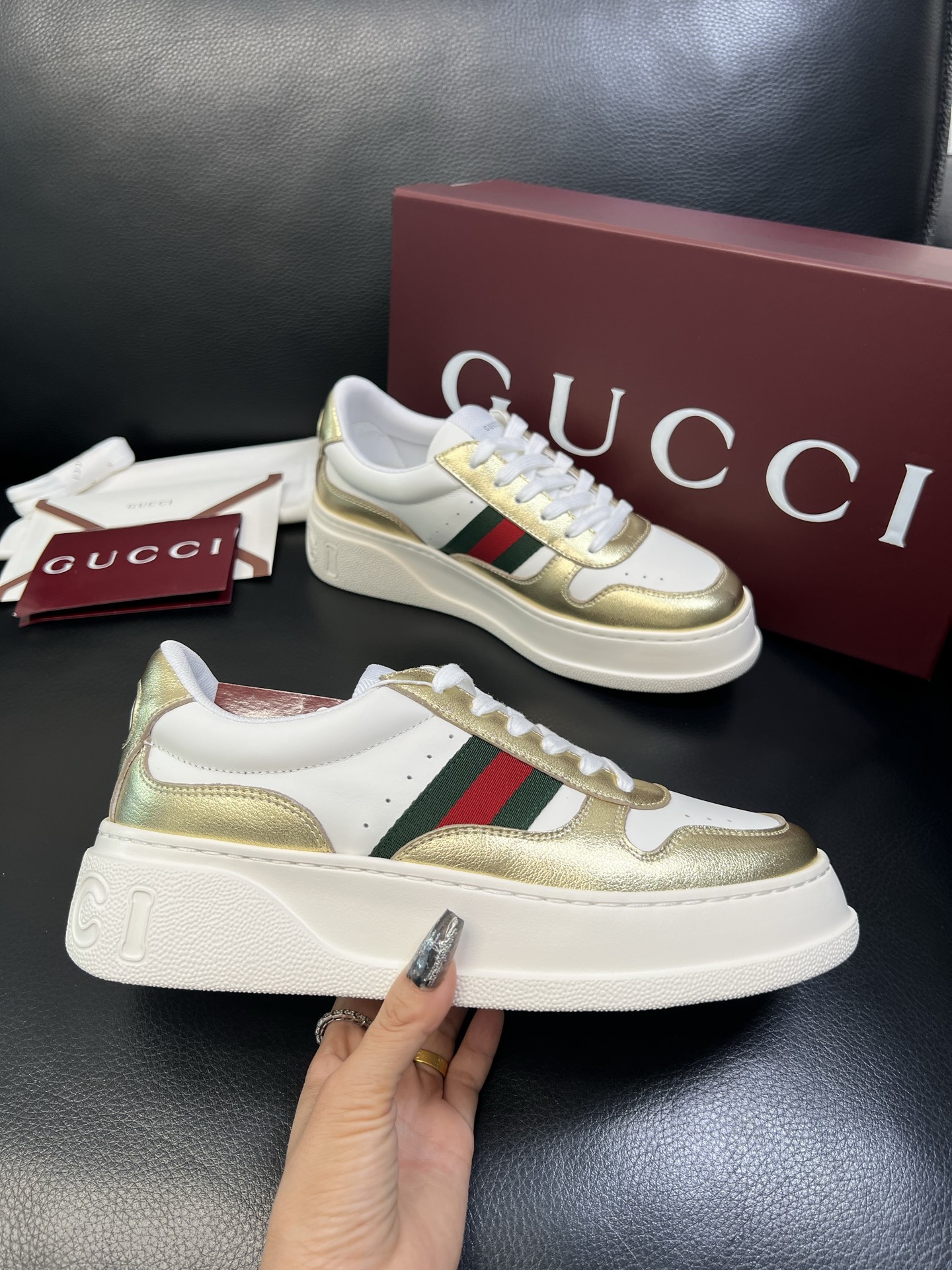 Gucci 高品质 顶级工艺品 古奇 专柜新款，原厂配置意大利进口牛皮 进口网里牛皮垫，透气舒适，鞋底：