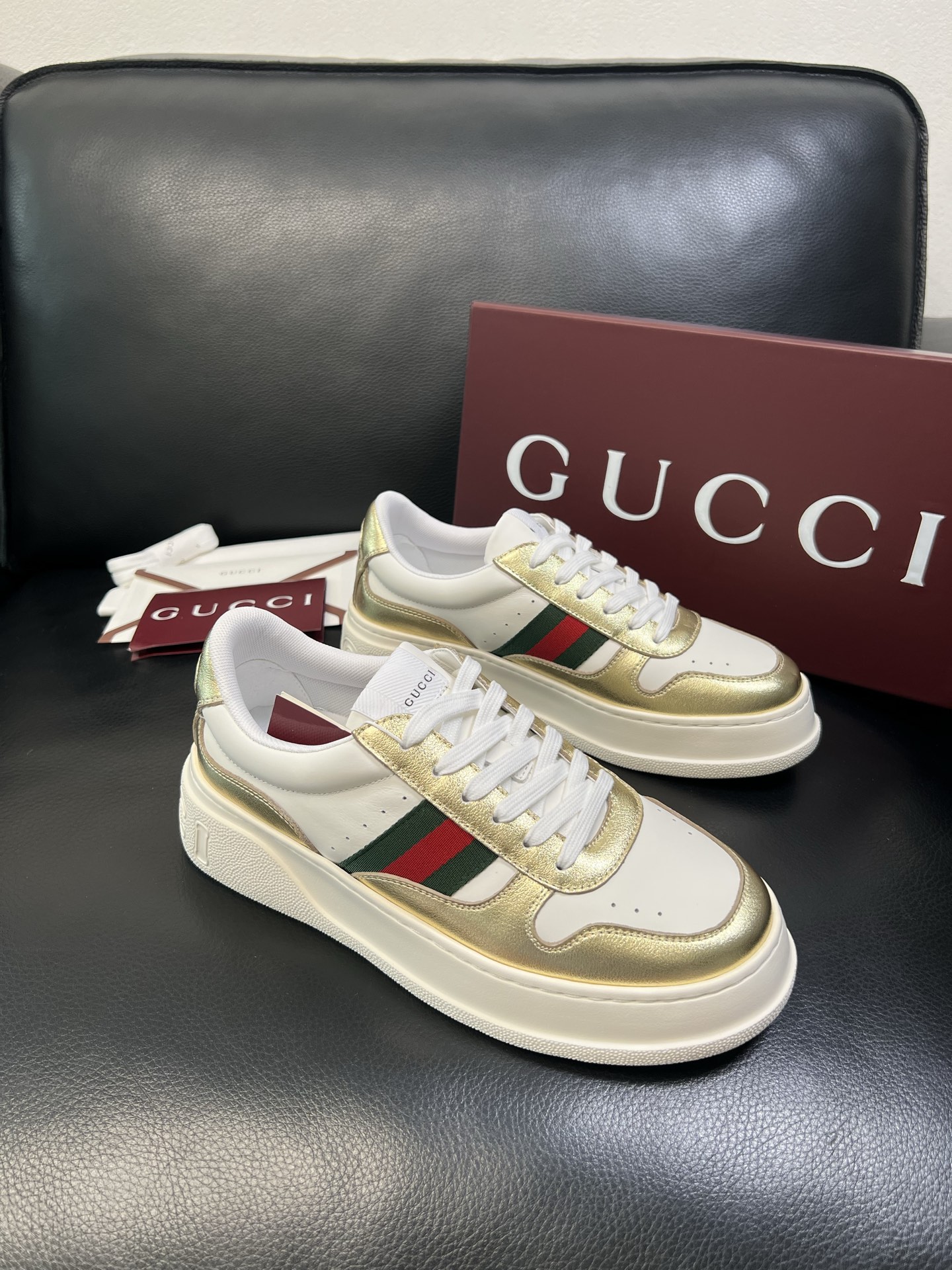 Gucci 高品质 顶级工艺品 古奇 专柜新款，原厂配置意大利进口牛皮 进口网里牛皮垫，透气舒适，鞋底：