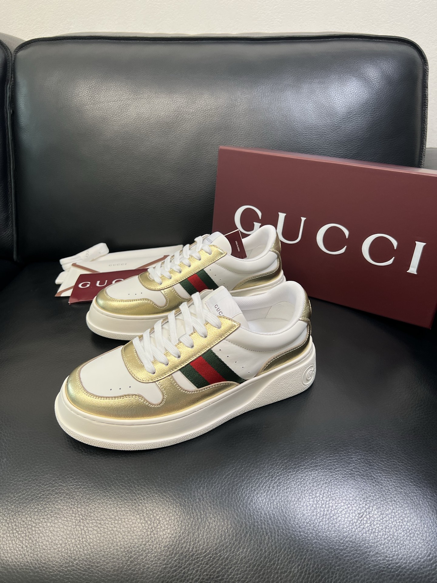 Gucci 高品质 顶级工艺品 古奇 专柜新款，原厂配置意大利进口牛皮 进口网里牛皮垫，透气舒适，鞋底：