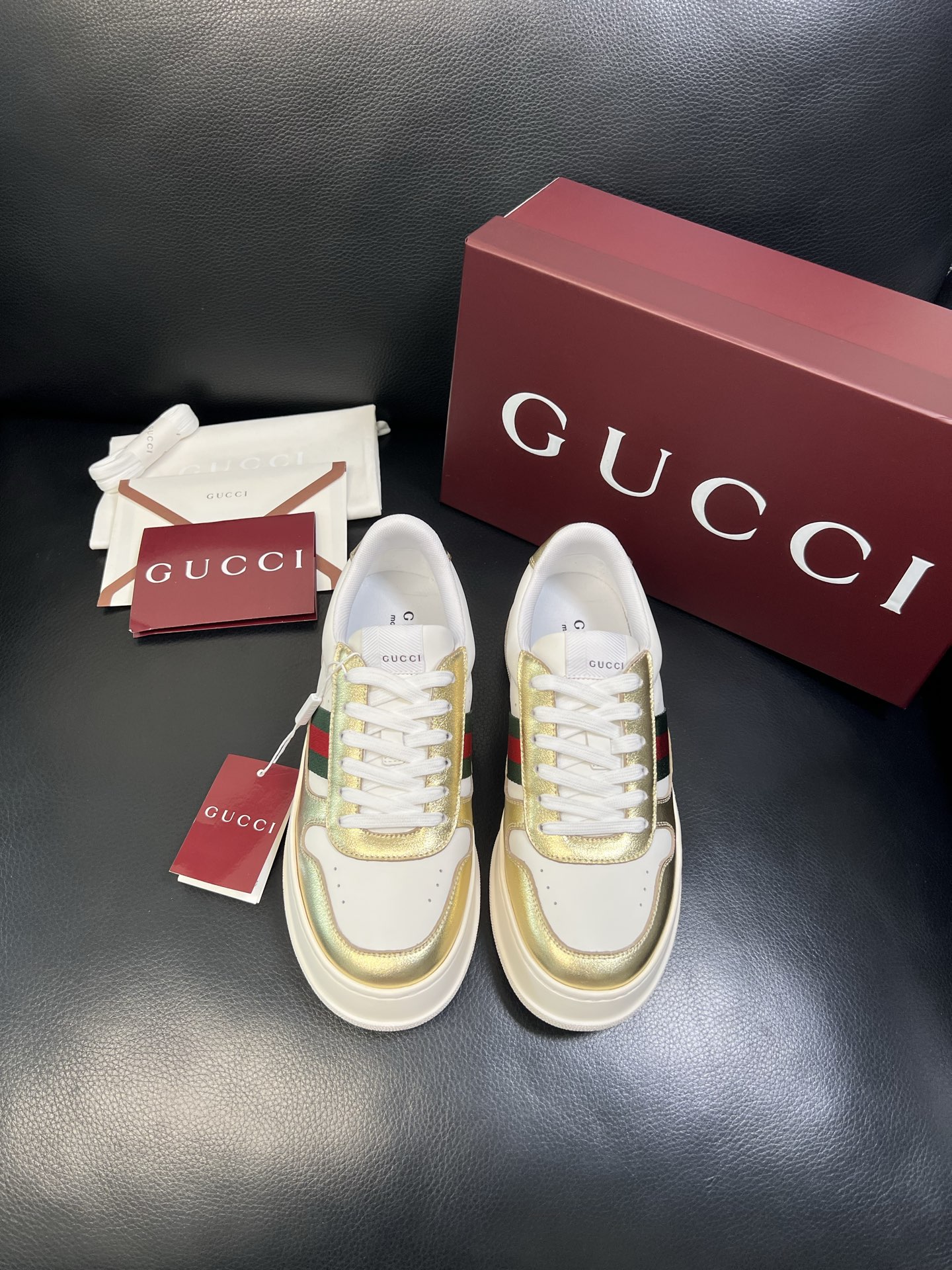 Gucci 高品质 顶级工艺品 古奇 专柜新款，原厂配置意大利进口牛皮 进口网里牛皮垫，透气舒适，鞋底：