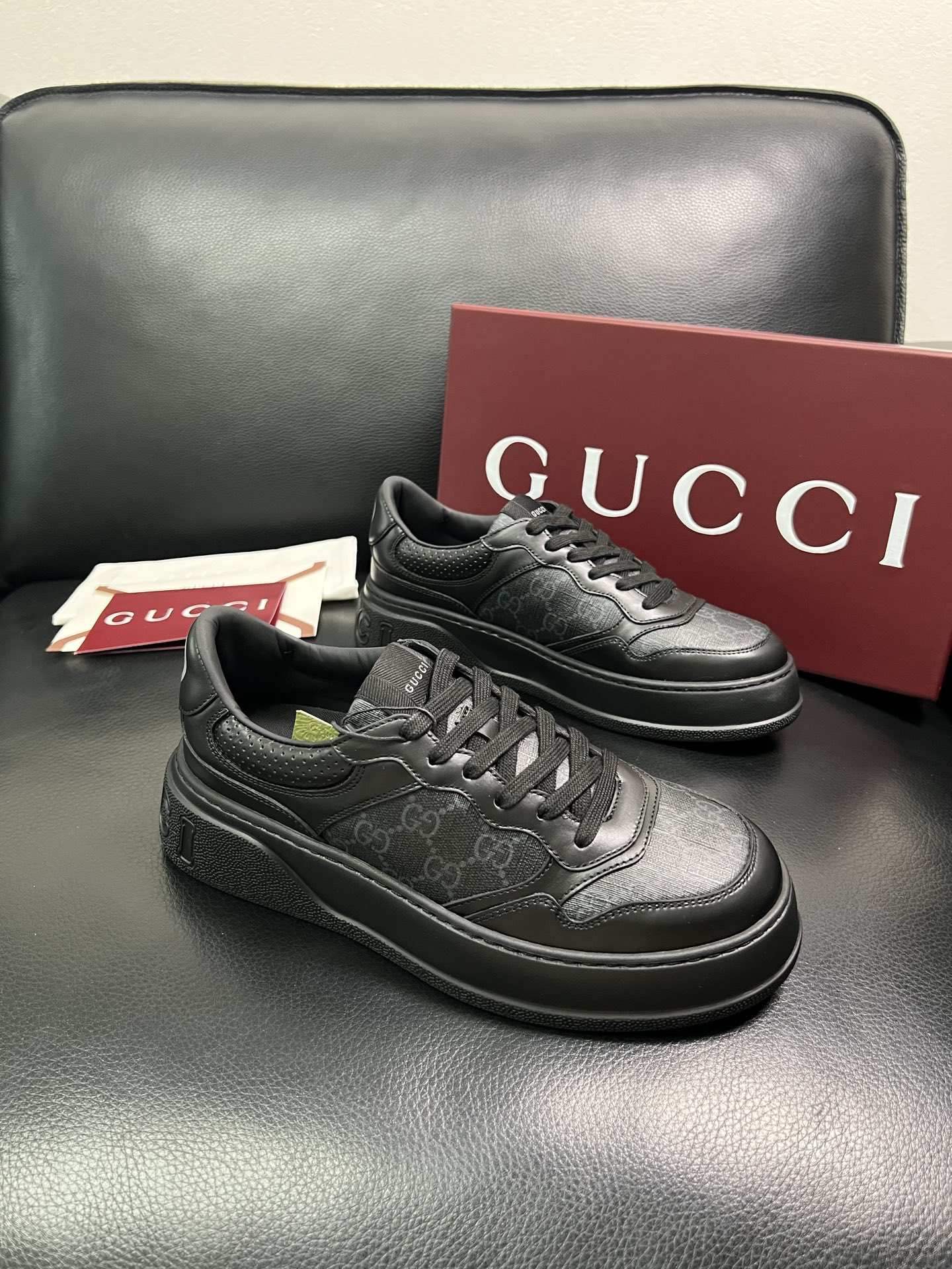 Gucci 高品质 顶级工艺品 古奇 专柜新款，原厂配置意大利进口牛皮 进口网里牛皮垫，透气舒适，鞋底：