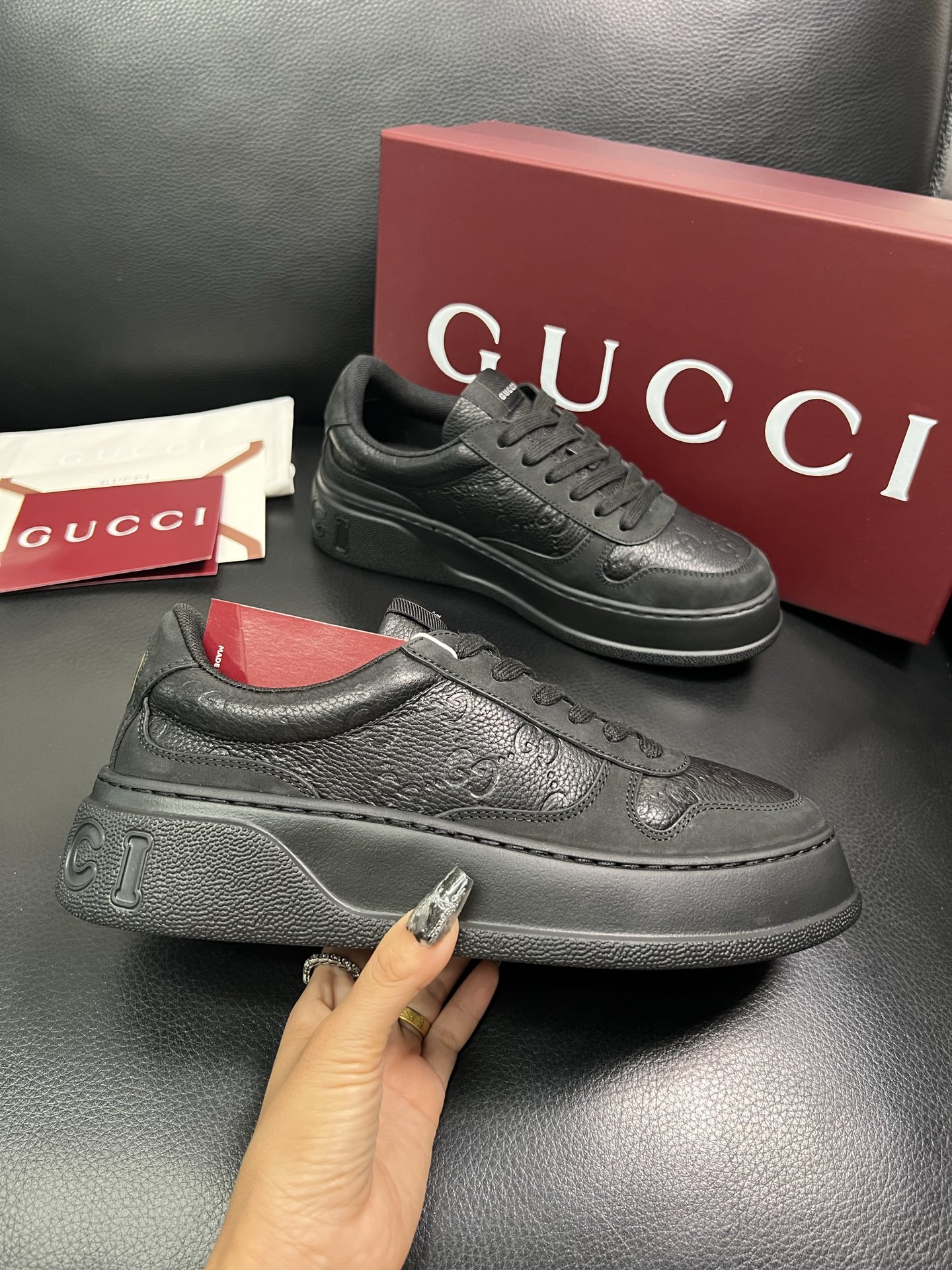 Gucci 高品质 顶级工艺品 古奇 专柜新款，原厂配置意大利进口牛皮 进口网里牛皮垫，透气舒适，鞋底：