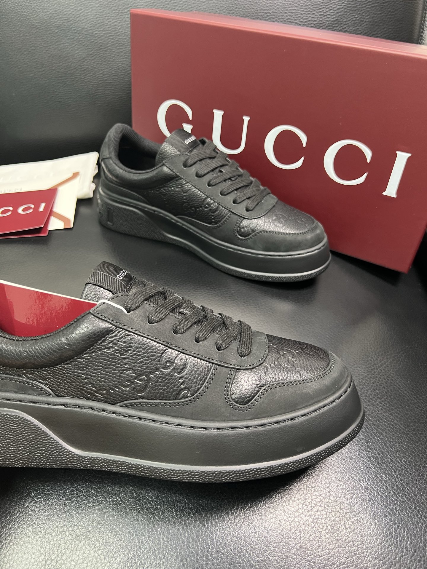 Gucci 高品质 顶级工艺品 古奇 专柜新款，原厂配置意大利进口牛皮 进口网里牛皮垫，透气舒适，鞋底：