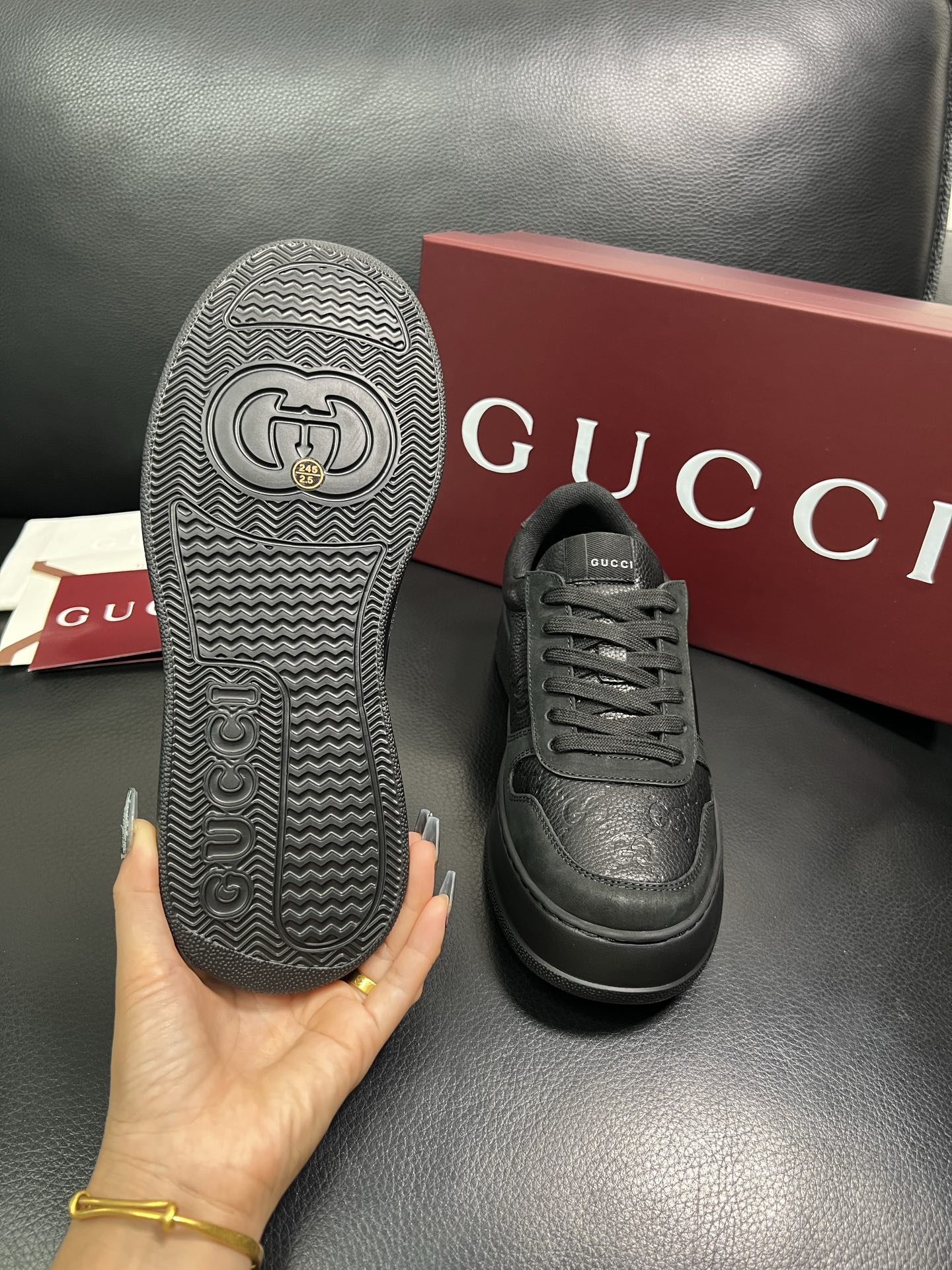 Gucci 高品质 顶级工艺品 古奇 专柜新款，原厂配置意大利进口牛皮 进口网里牛皮垫，透气舒适，鞋底：