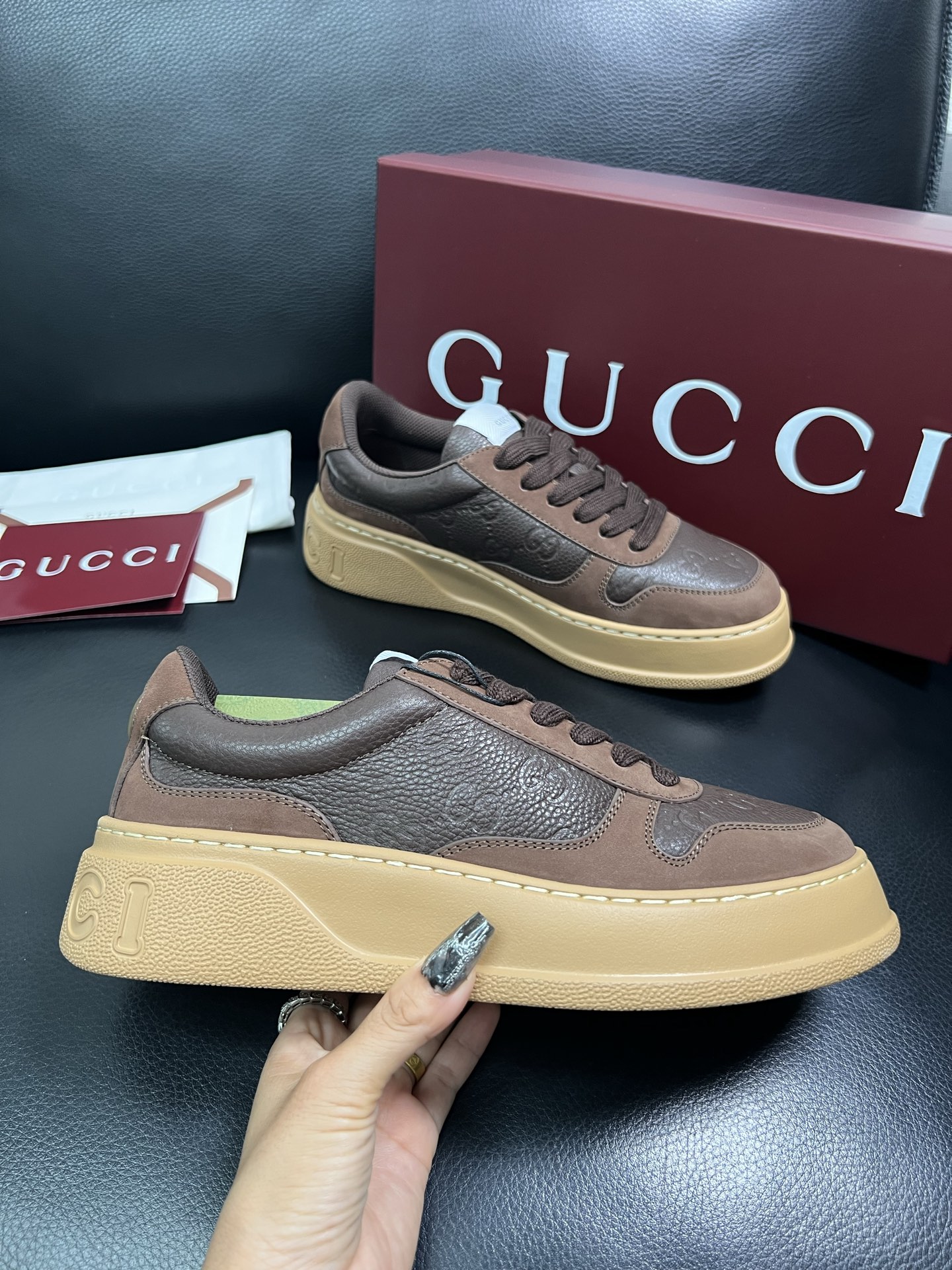 Gucci 高品质 顶级工艺品 古奇 专柜新款，原厂配置意大利进口牛皮 进口网里牛皮垫，透气舒适，鞋底：