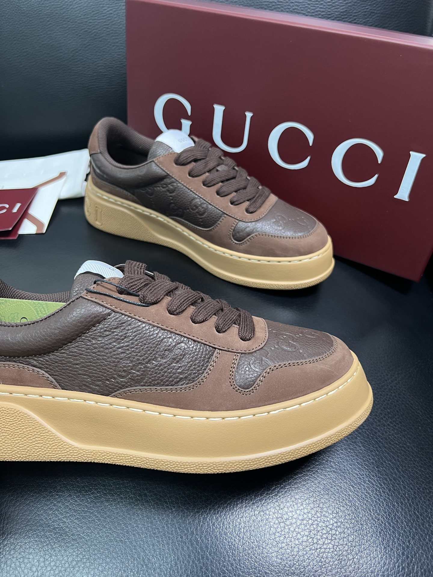 Gucci 高品质 顶级工艺品 古奇 专柜新款，原厂配置意大利进口牛皮 进口网里牛皮垫，透气舒适，鞋底：