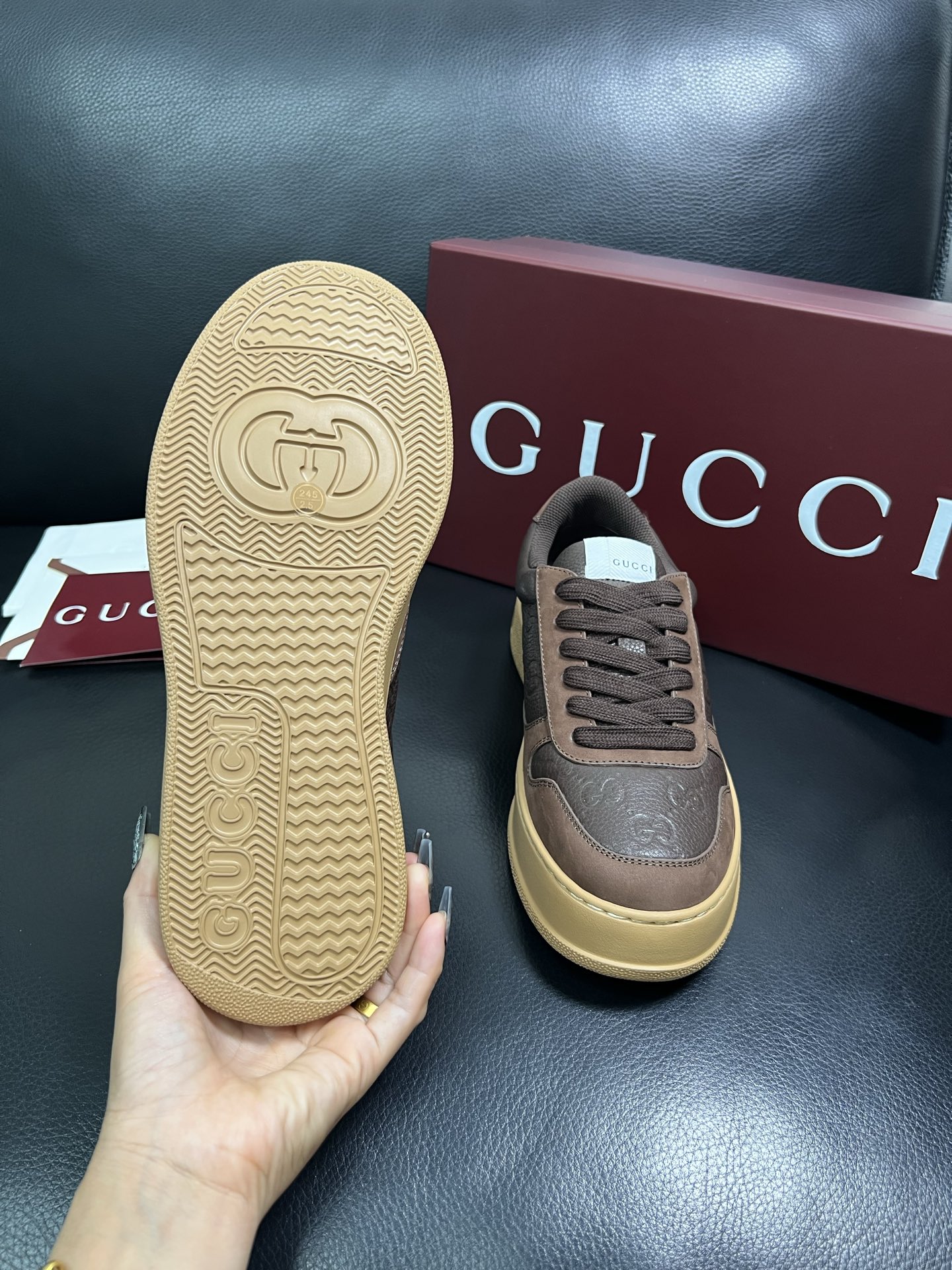 Gucci 高品质 顶级工艺品 古奇 专柜新款，原厂配置意大利进口牛皮 进口网里牛皮垫，透气舒适，鞋底：