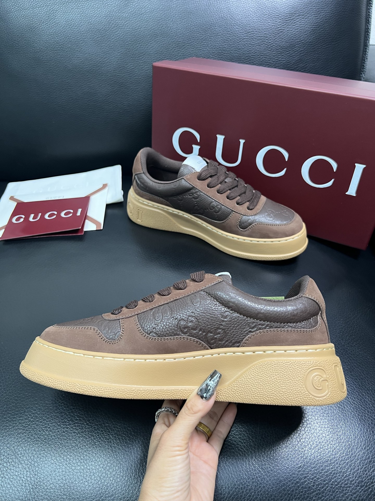 Gucci 高品质 顶级工艺品 古奇 专柜新款，原厂配置意大利进口牛皮 进口网里牛皮垫，透气舒适，鞋底：