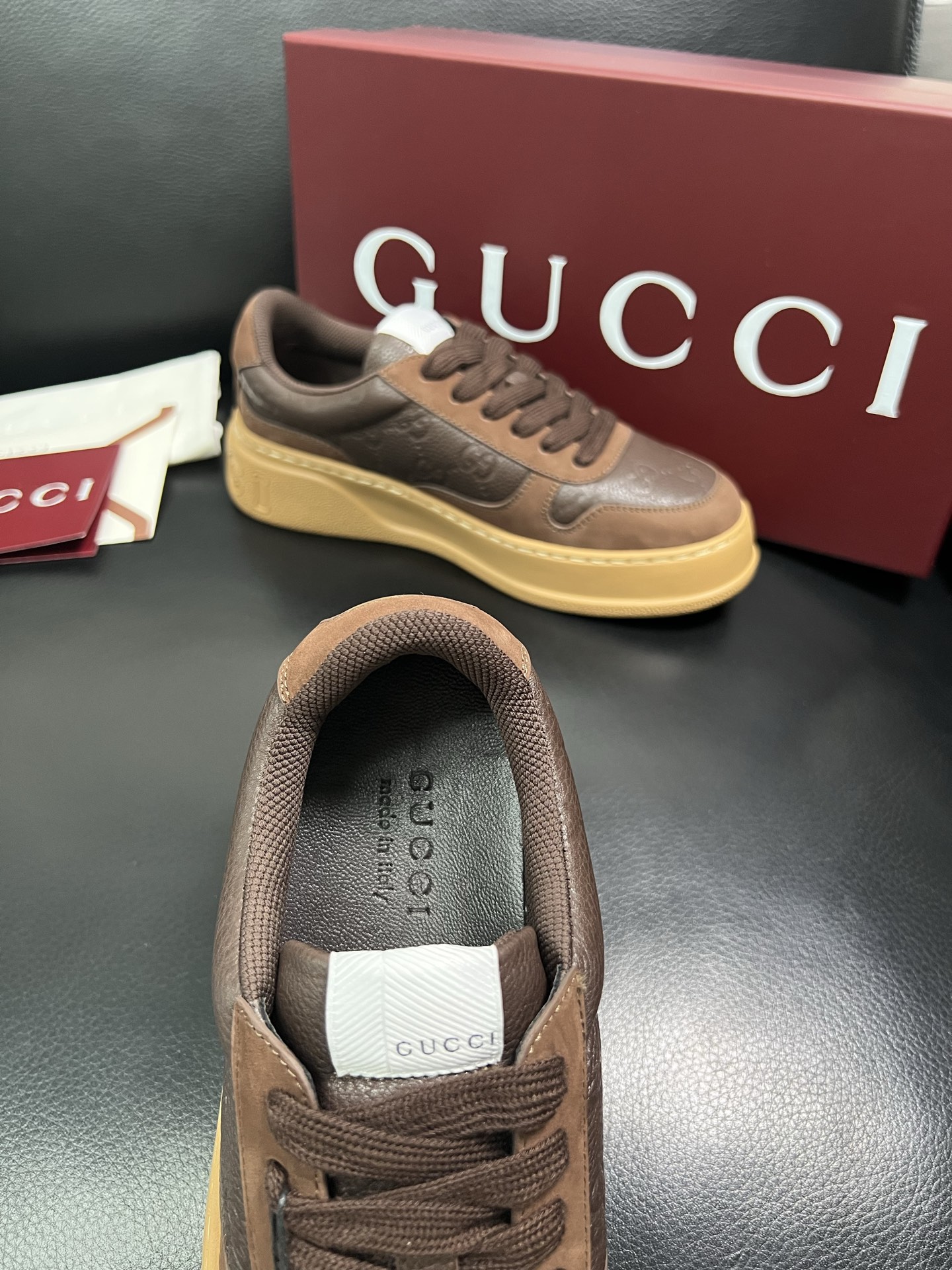 Gucci 高品质 顶级工艺品 古奇 专柜新款，原厂配置意大利进口牛皮 进口网里牛皮垫，透气舒适，鞋底：
