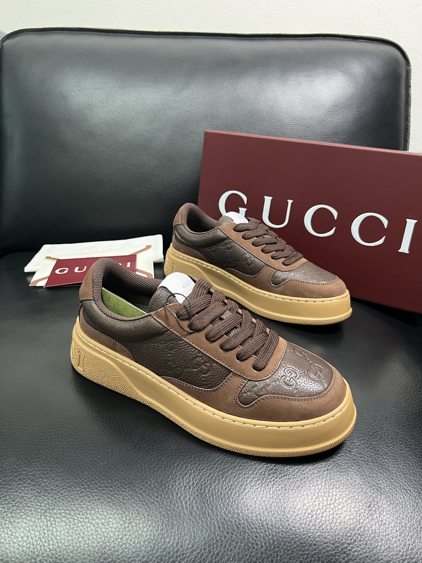 Gucci 高品质 顶级工艺品 古奇 专柜新款，原厂配置意大利进口牛皮 进口网里牛皮垫，透气舒适，鞋底：