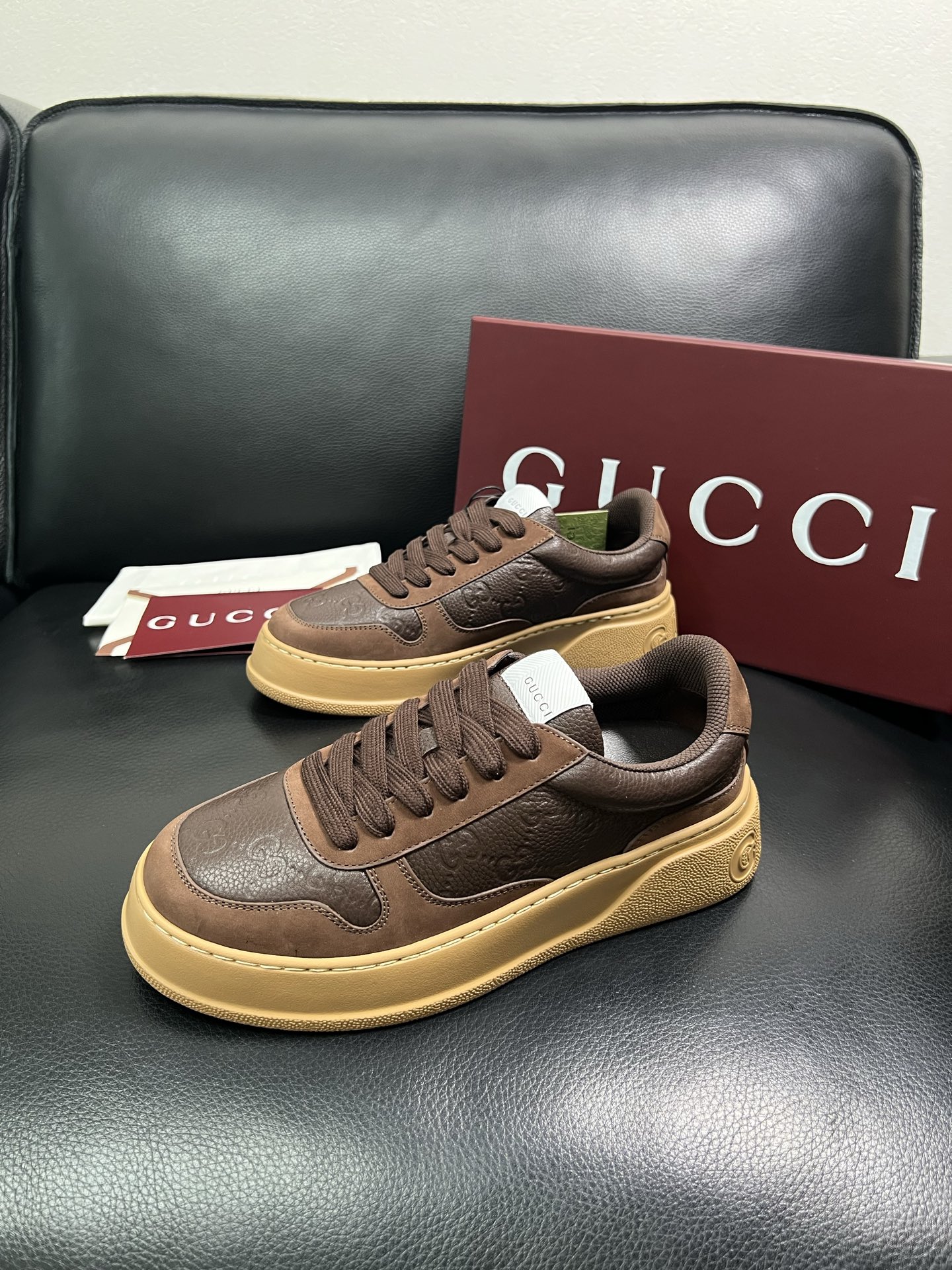 Gucci 高品质 顶级工艺品 古奇 专柜新款，原厂配置意大利进口牛皮 进口网里牛皮垫，透气舒适，鞋底：