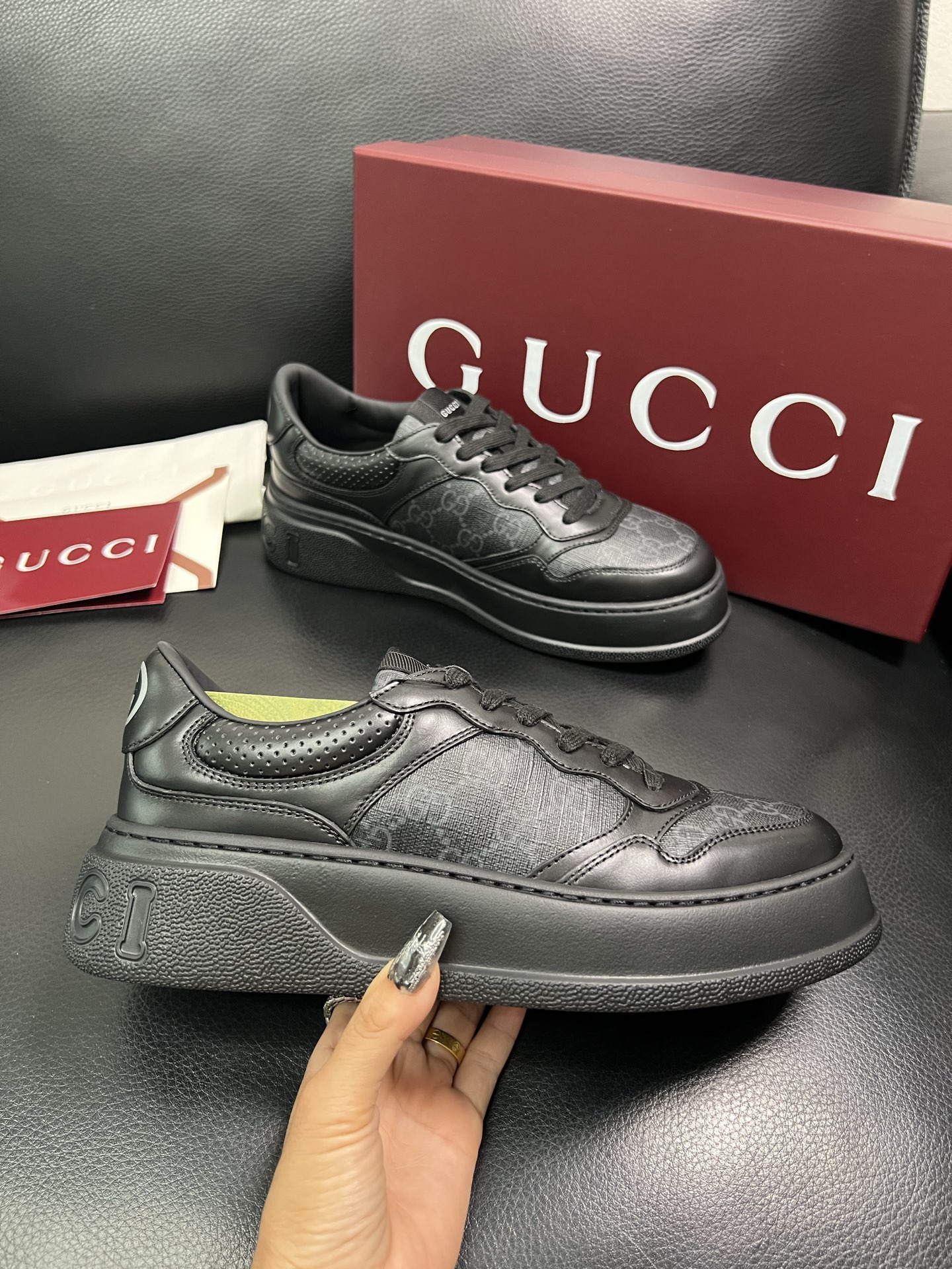 Gucci 高品质 顶级工艺品 古奇 专柜新款，原厂配置意大利进口牛皮 进口网里牛皮垫，透气舒适，鞋底：