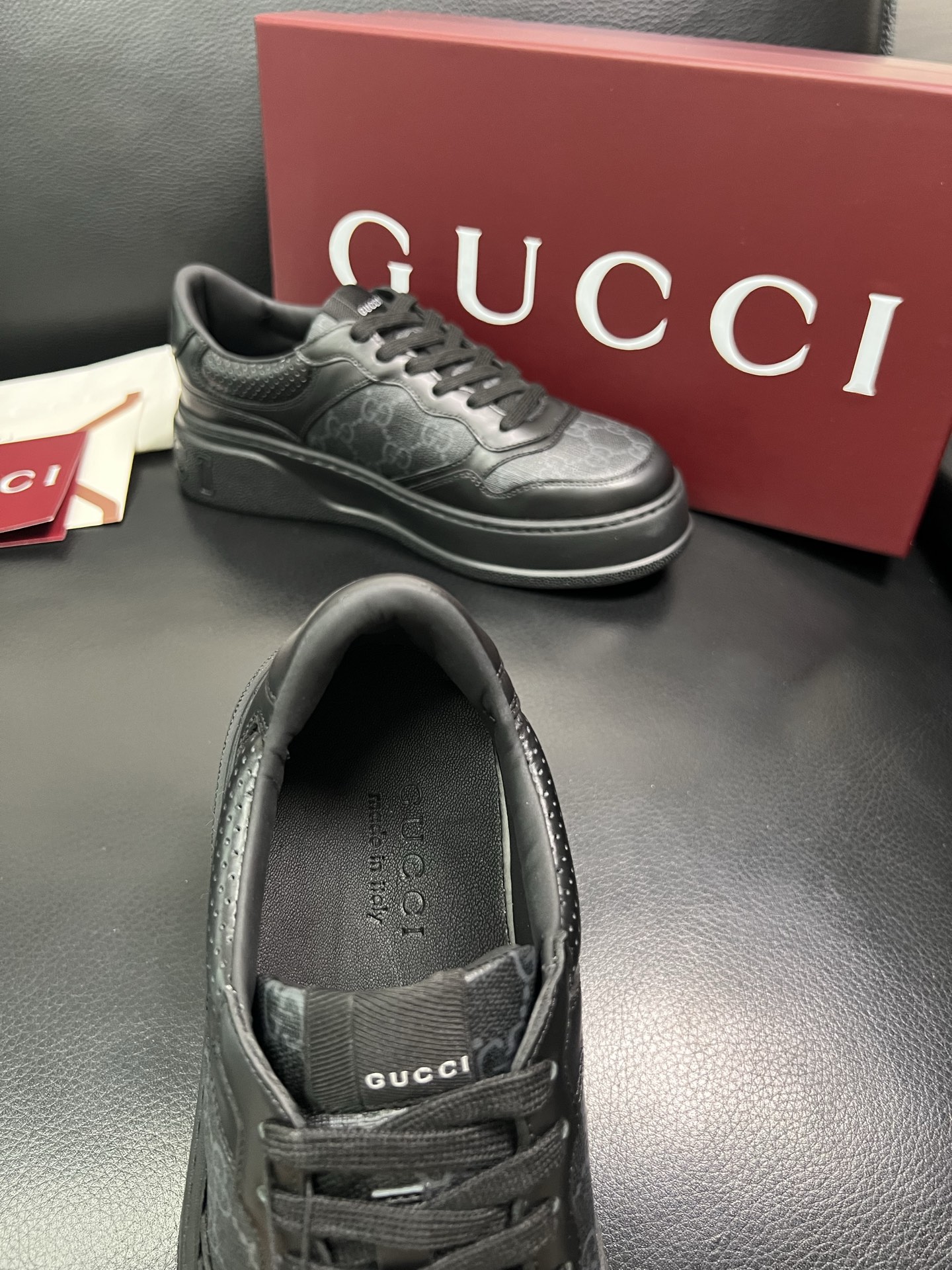 Gucci 高品质 顶级工艺品 古奇 专柜新款，原厂配置意大利进口牛皮 进口网里牛皮垫，透气舒适，鞋底：