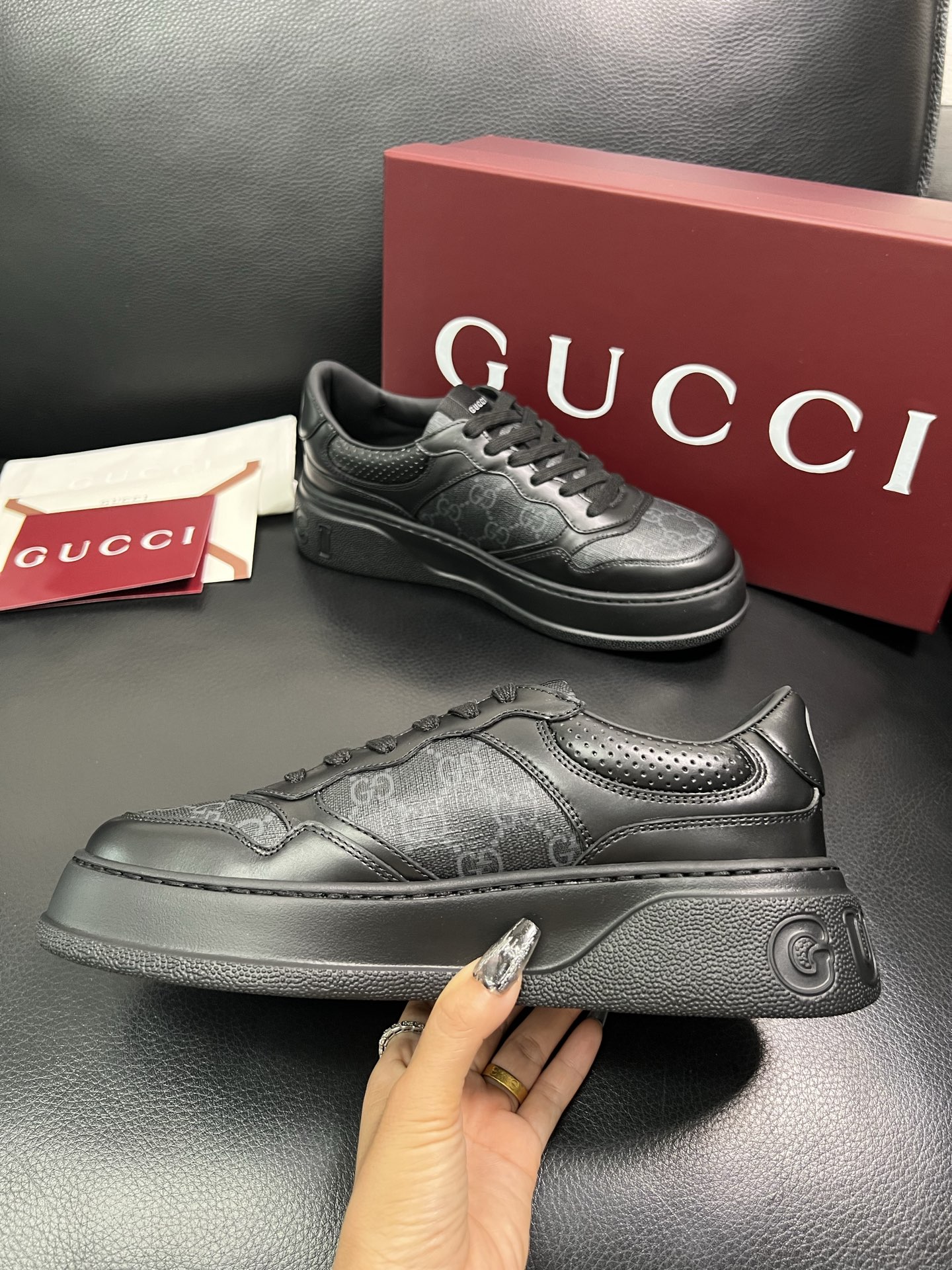 Gucci 高品质 顶级工艺品 古奇 专柜新款，原厂配置意大利进口牛皮 进口网里牛皮垫，透气舒适，鞋底：