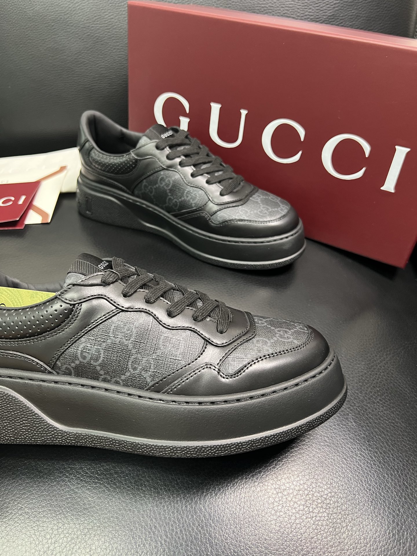 Gucci 高品质 顶级工艺品 古奇 专柜新款，原厂配置意大利进口牛皮 进口网里牛皮垫，透气舒适，鞋底：