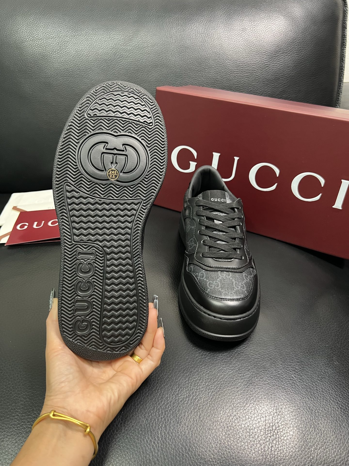Gucci 高品质 顶级工艺品 古奇 专柜新款，原厂配置意大利进口牛皮 进口网里牛皮垫，透气舒适，鞋底：