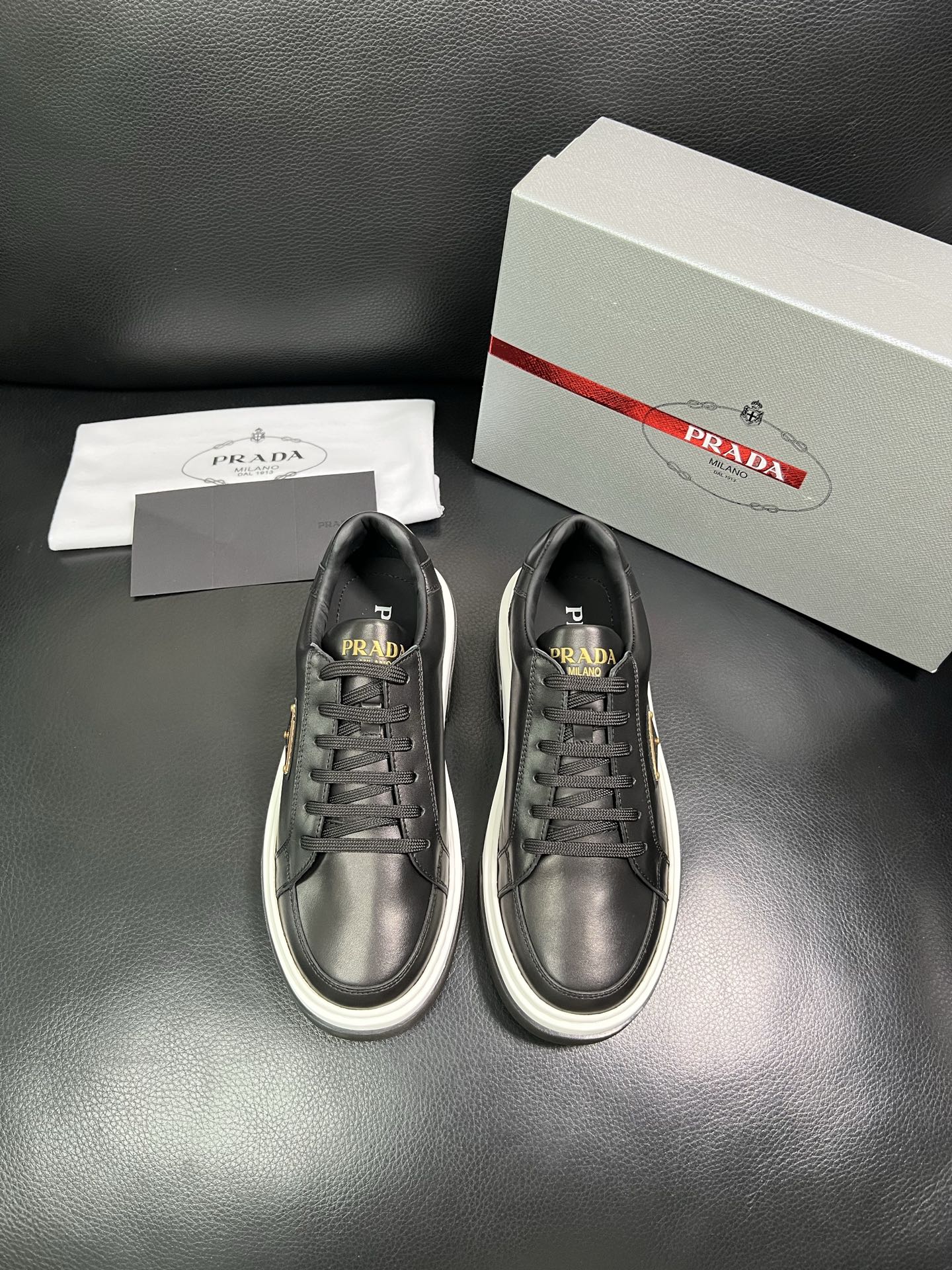 Prada 高品质 顶级工艺品，普拉达 专柜同步，原厂配置意大利进口牛皮面料，进口牛皮内里垫，透气舒适，