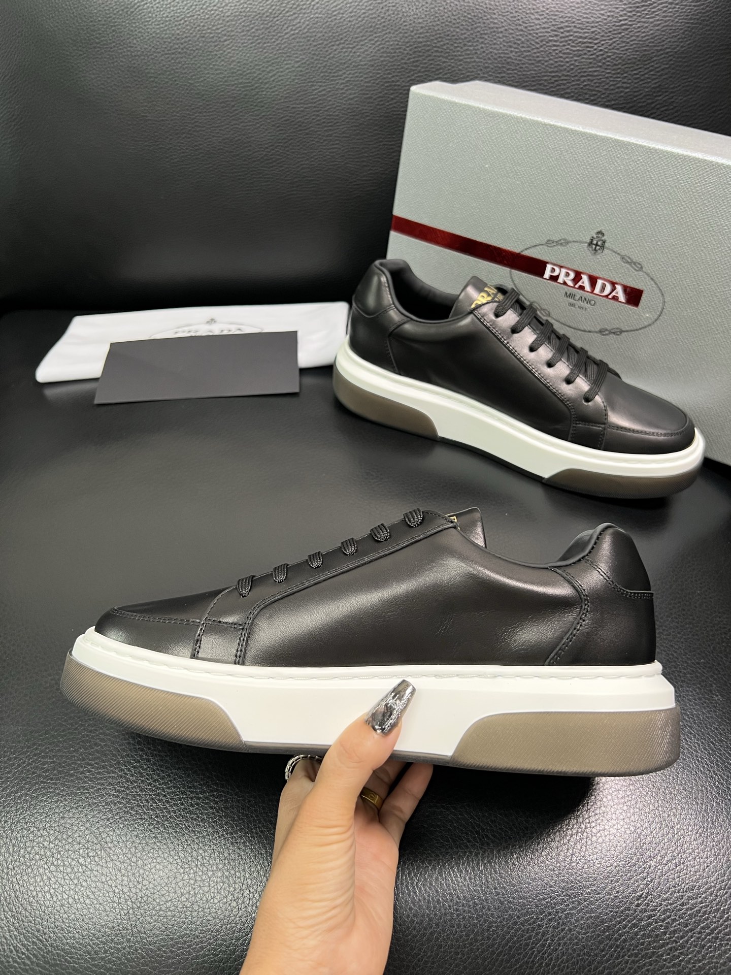 Prada 高品质 顶级工艺品，普拉达 专柜同步，原厂配置意大利进口牛皮面料，进口牛皮内里垫，透气舒适，