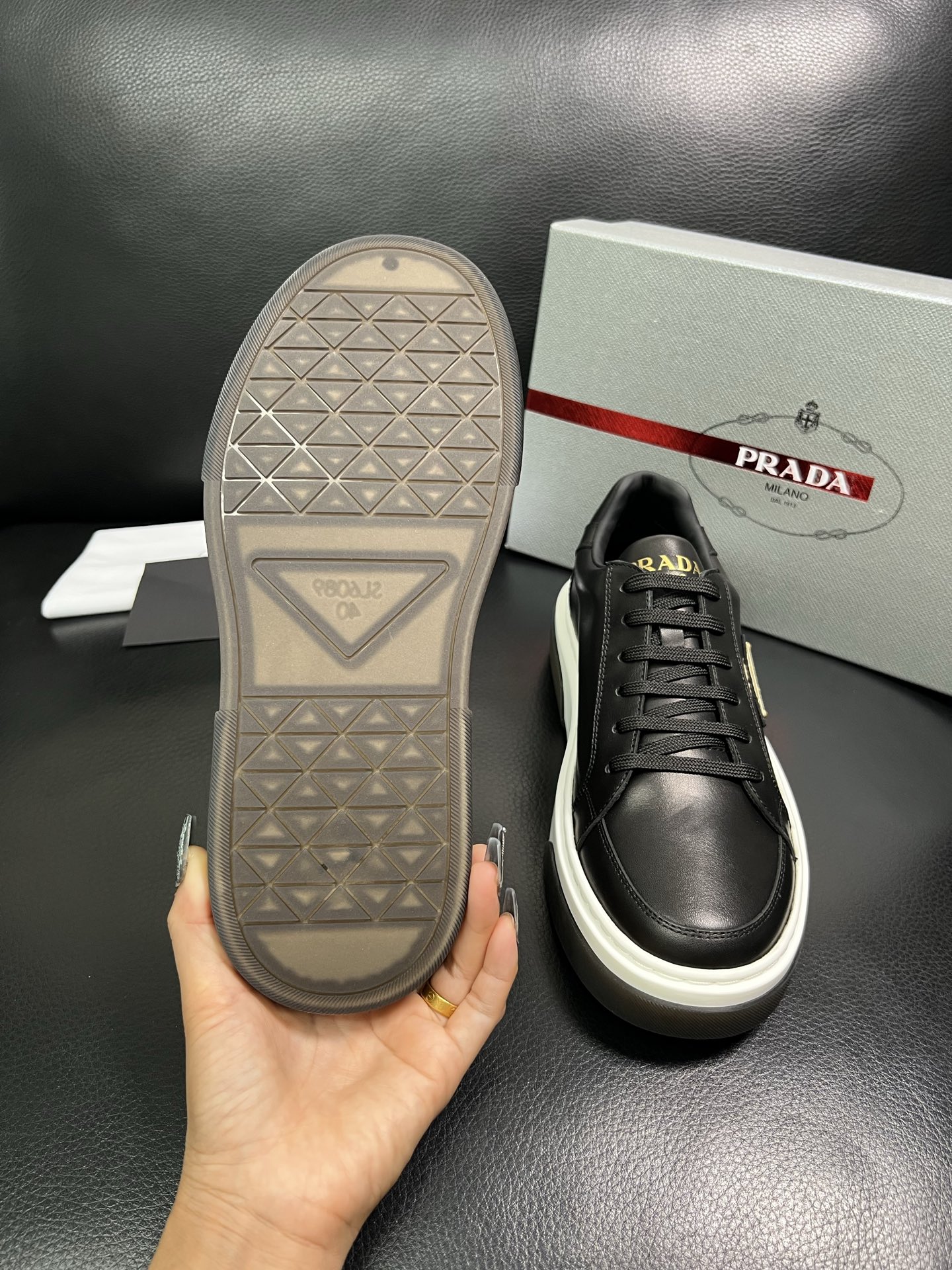 Prada 高品质 顶级工艺品，普拉达 专柜同步，原厂配置意大利进口牛皮面料，进口牛皮内里垫，透气舒适，