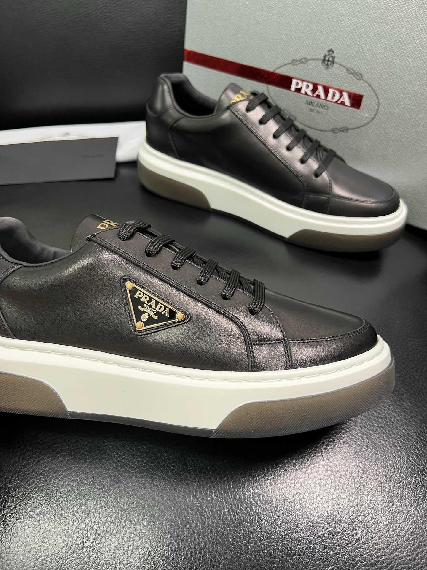 Prada 高品质 顶级工艺品，普拉达 专柜同步，原厂配置意大利进口牛皮面料，进口牛皮内里垫，透气舒适，