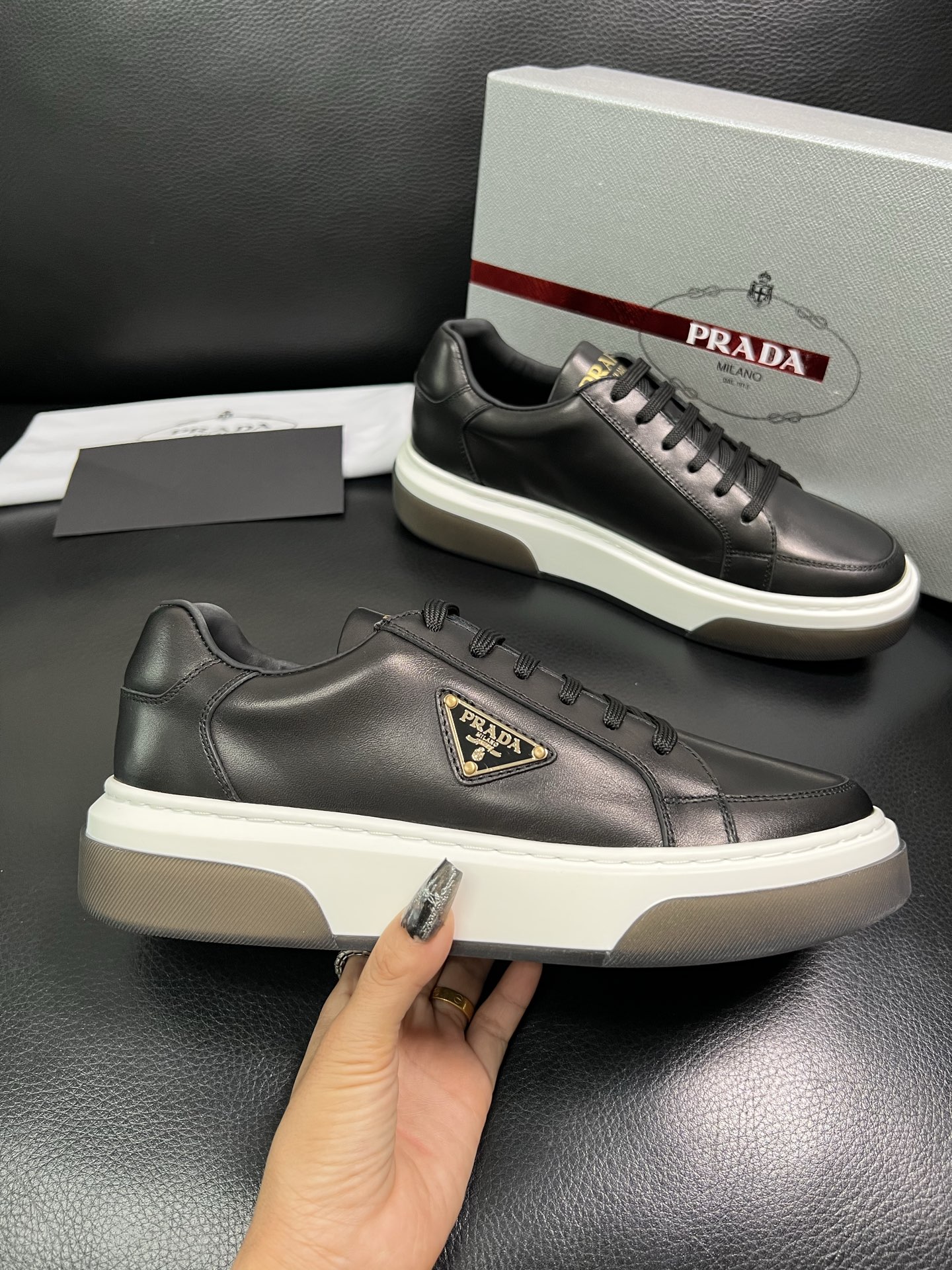 Prada 高品质 顶级工艺品，普拉达 专柜同步，原厂配置意大利进口牛皮面料，进口牛皮内里垫，透气舒适，