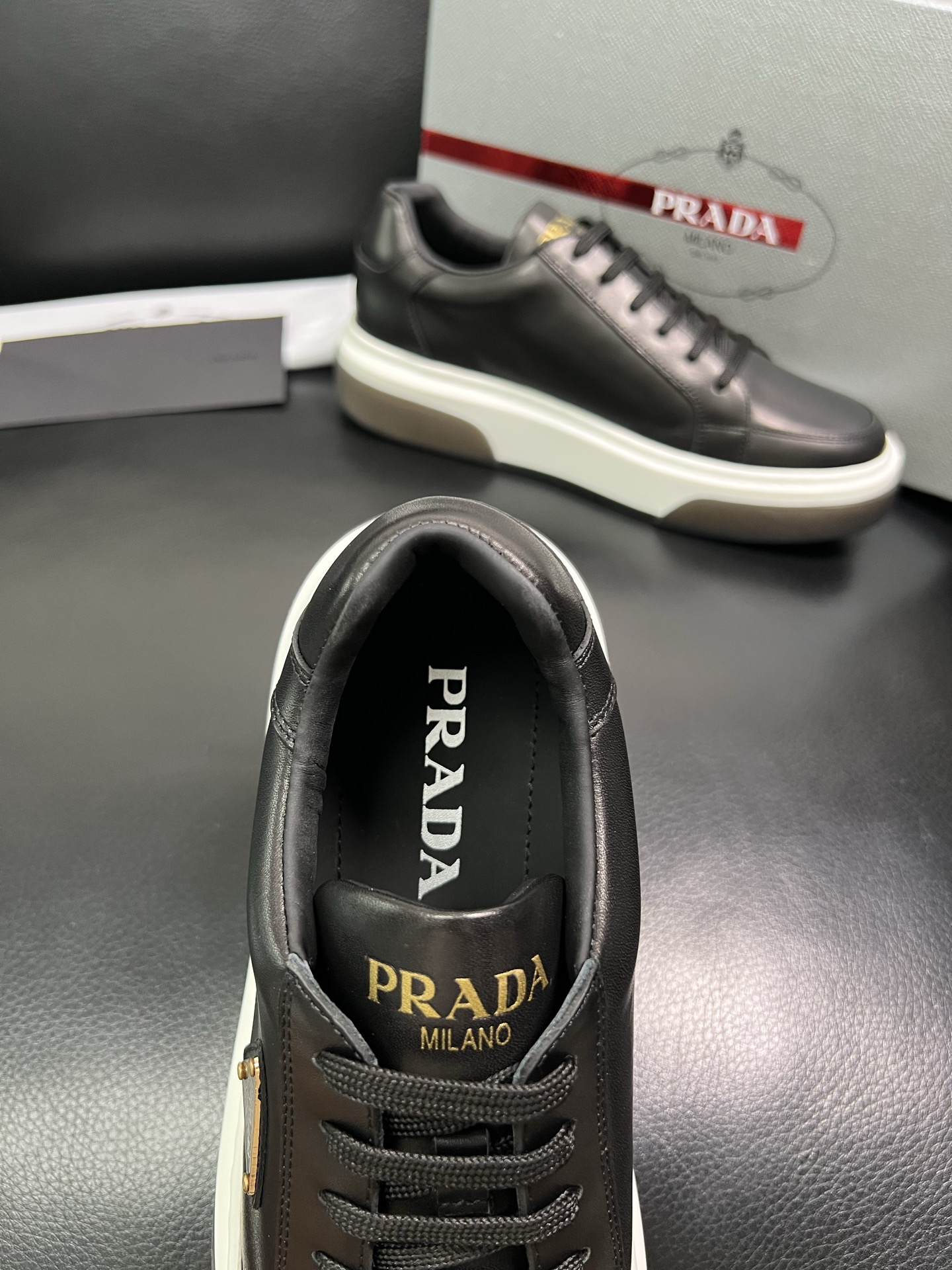 Prada 高品质 顶级工艺品，普拉达 专柜同步，原厂配置意大利进口牛皮面料，进口牛皮内里垫，透气舒适，