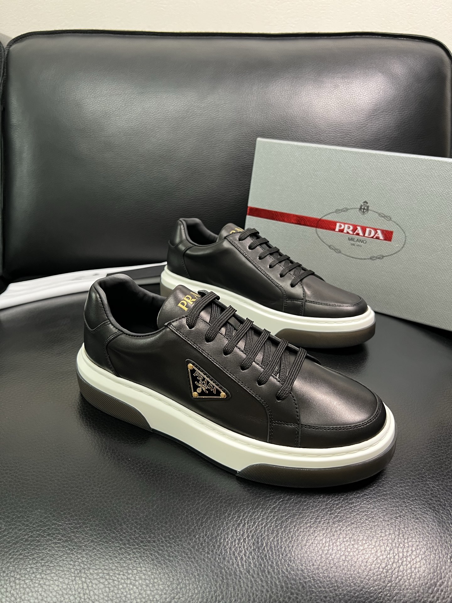 Prada 高品质 顶级工艺品，普拉达 专柜同步，原厂配置意大利进口牛皮面料，进口牛皮内里垫，透气舒适，