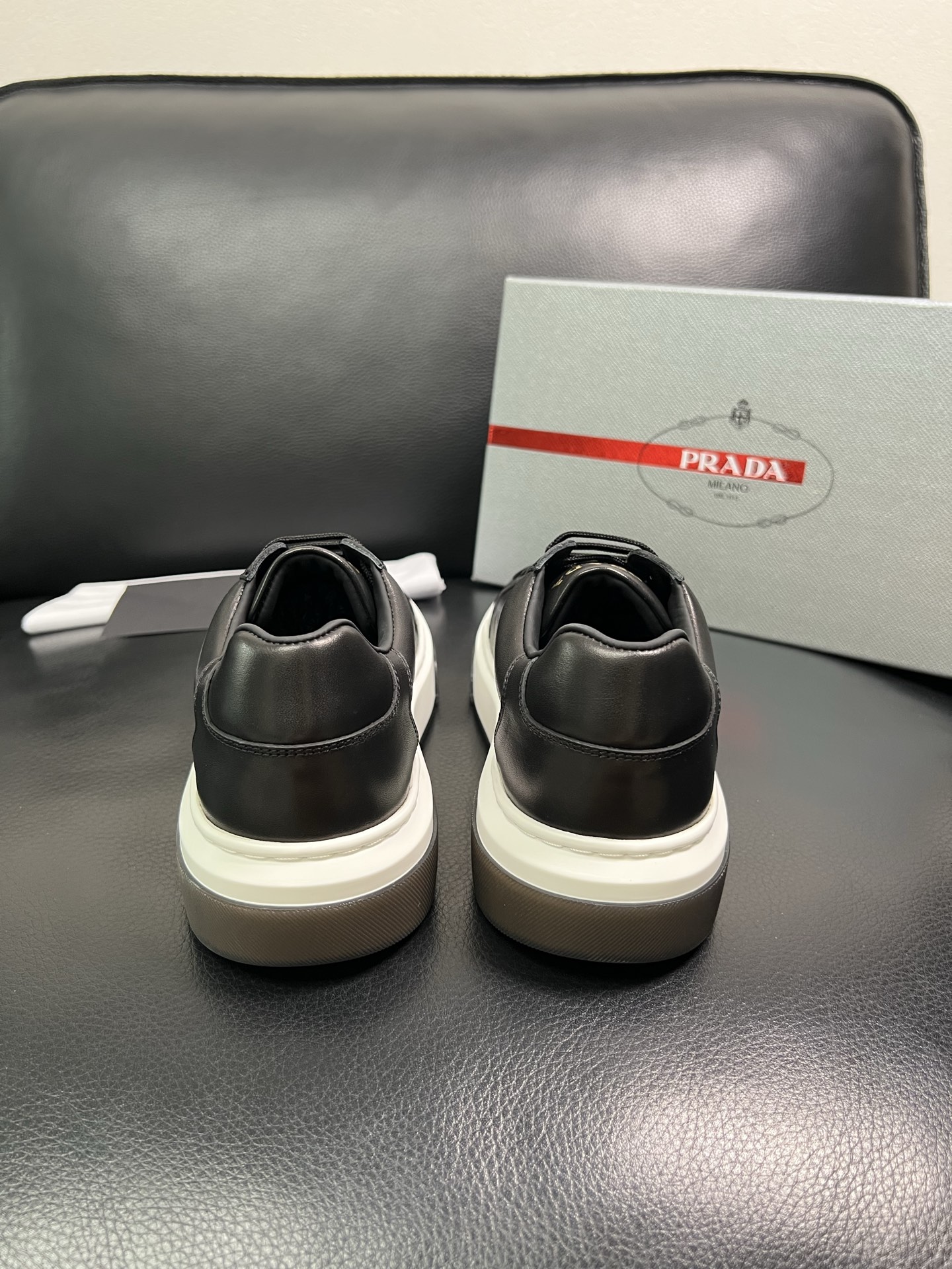 Prada 高品质 顶级工艺品，普拉达 专柜同步，原厂配置意大利进口牛皮面料，进口牛皮内里垫，透气舒适，