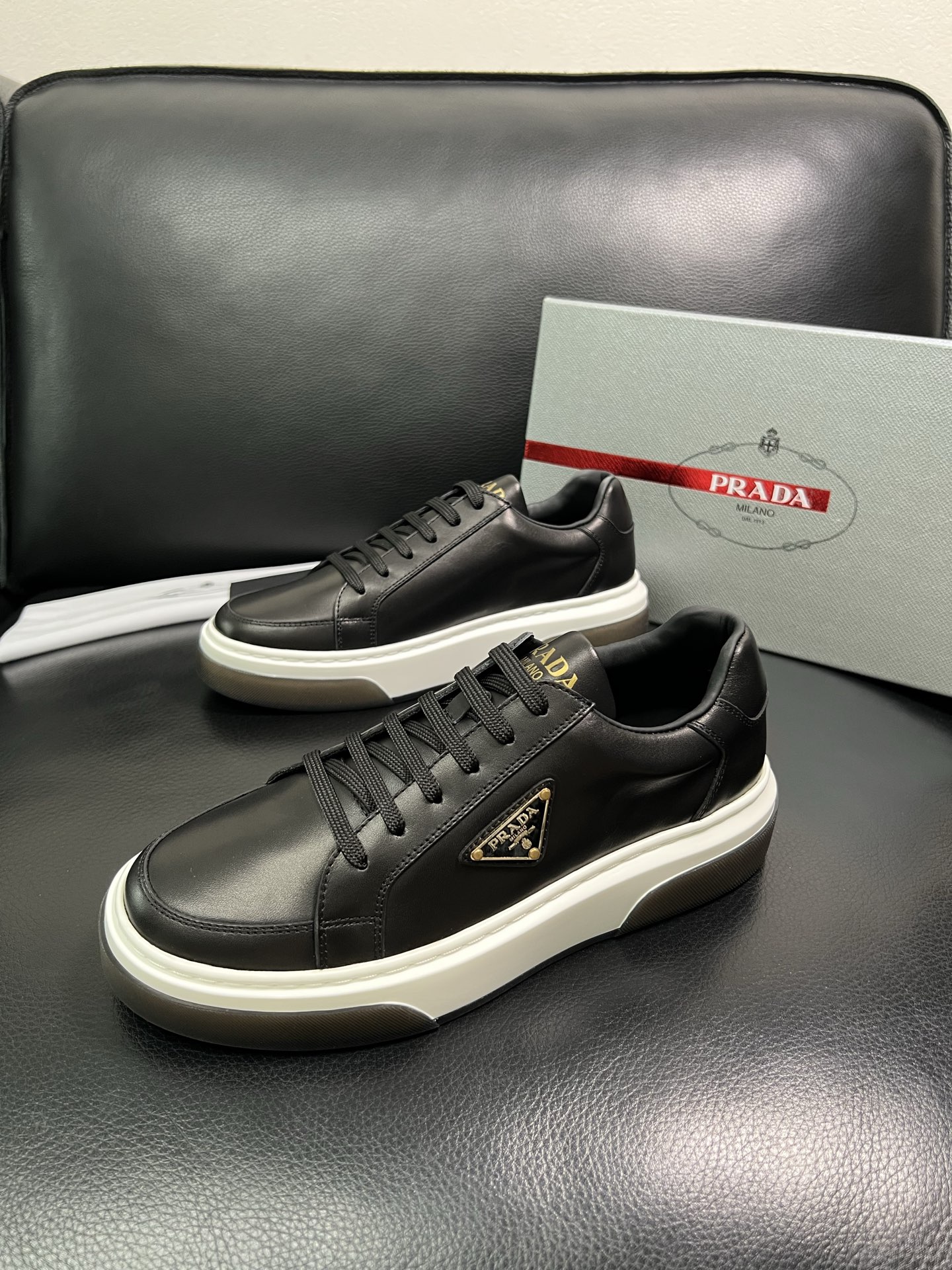 Prada 高品质 顶级工艺品，普拉达 专柜同步，原厂配置意大利进口牛皮面料，进口牛皮内里垫，透气舒适，