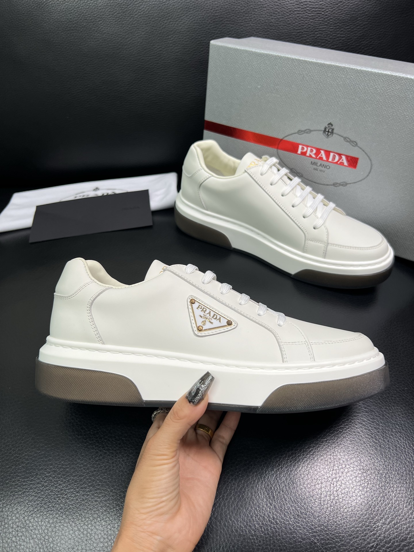 Prada 高品质 顶级工艺品，普拉达 专柜同步，原厂配置意大利进口牛皮面料，进口牛皮内里垫，透气舒适，