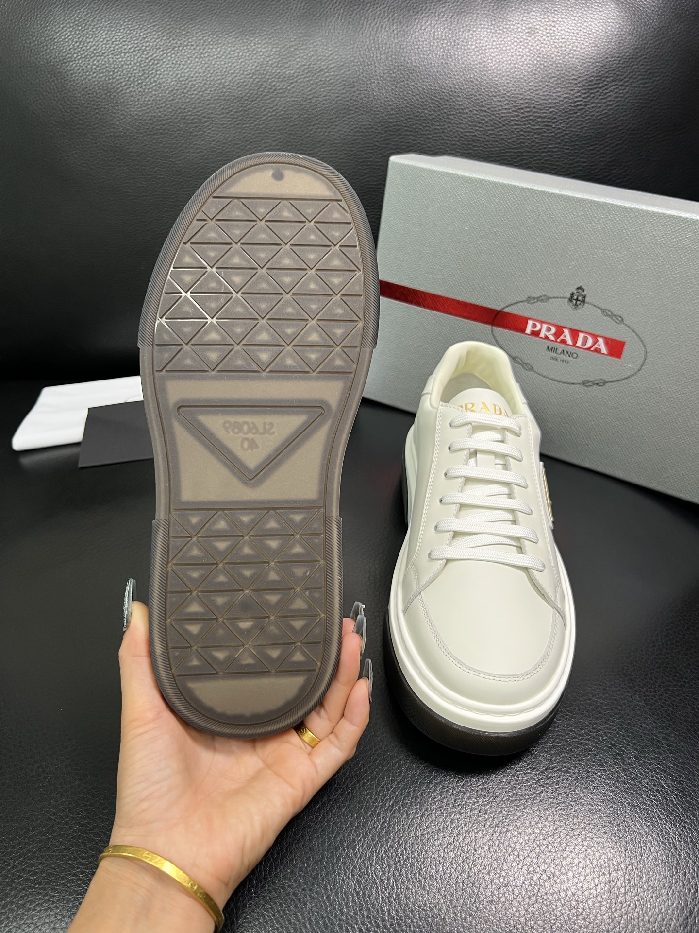 Prada 高品质 顶级工艺品，普拉达 专柜同步，原厂配置意大利进口牛皮面料，进口牛皮内里垫，透气舒适，