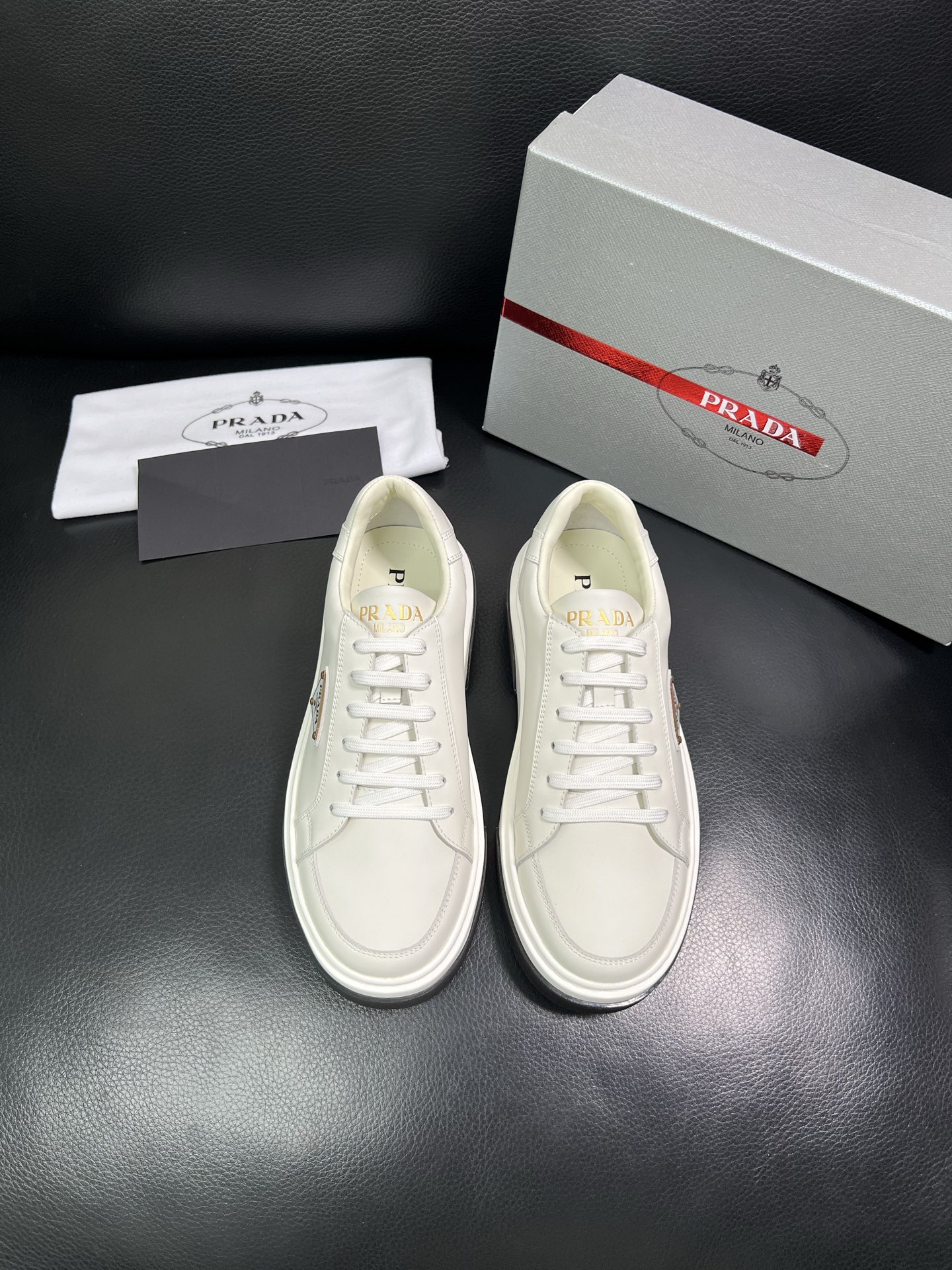 Prada 高品质 顶级工艺品，普拉达 专柜同步，原厂配置意大利进口牛皮面料，进口牛皮内里垫，透气舒适，