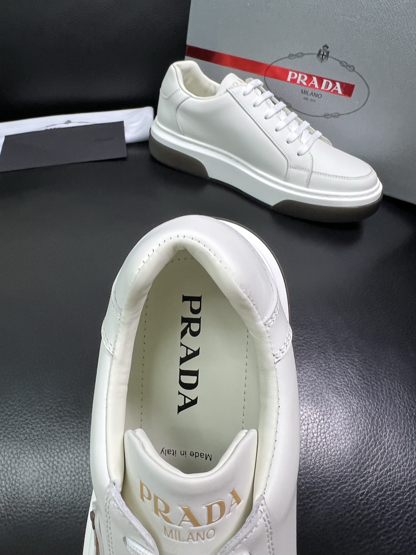 Prada 高品质 顶级工艺品，普拉达 专柜同步，原厂配置意大利进口牛皮面料，进口牛皮内里垫，透气舒适，