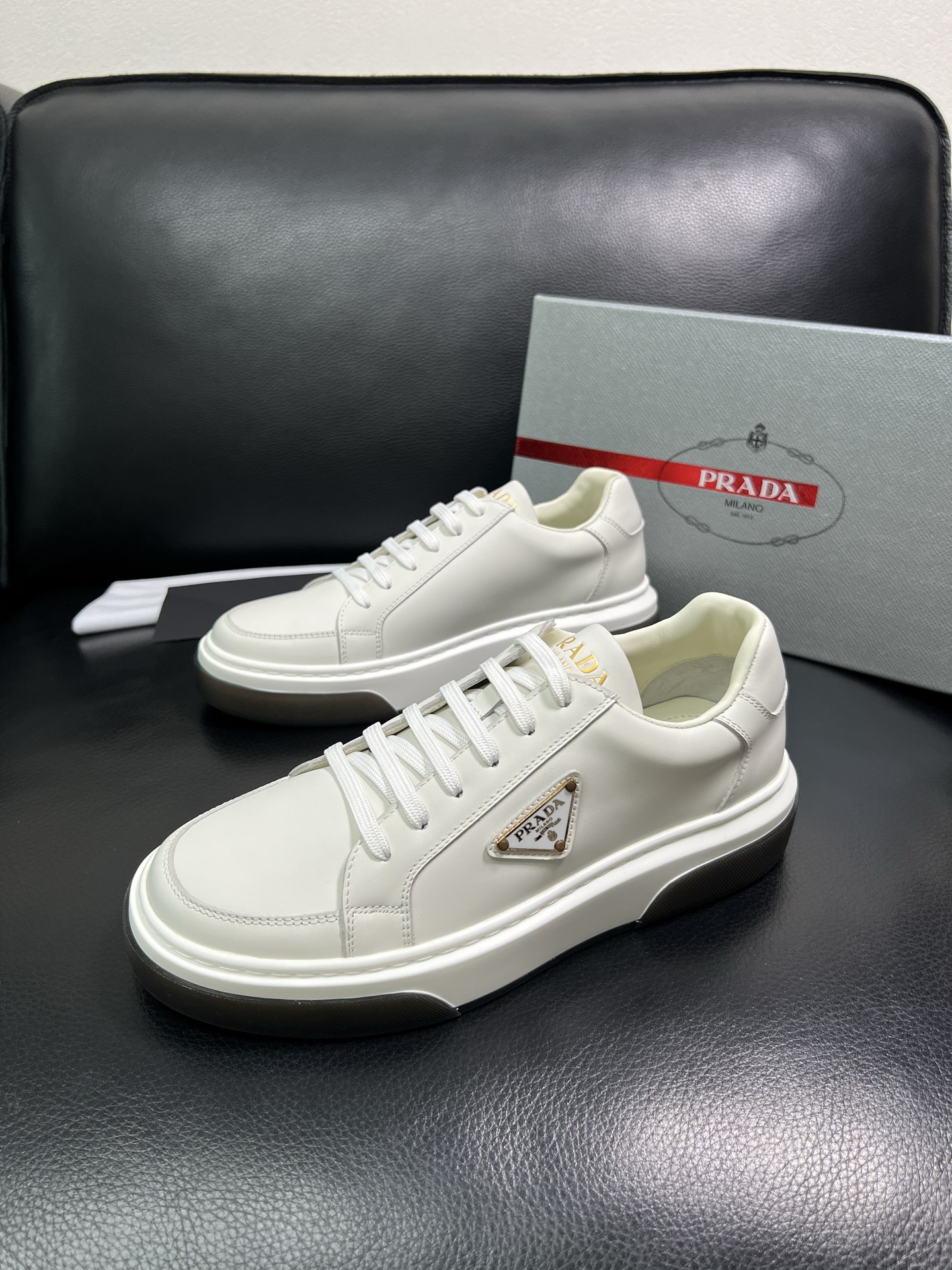 Prada 高品质 顶级工艺品，普拉达 专柜同步，原厂配置意大利进口牛皮面料，进口牛皮内里垫，透气舒适，