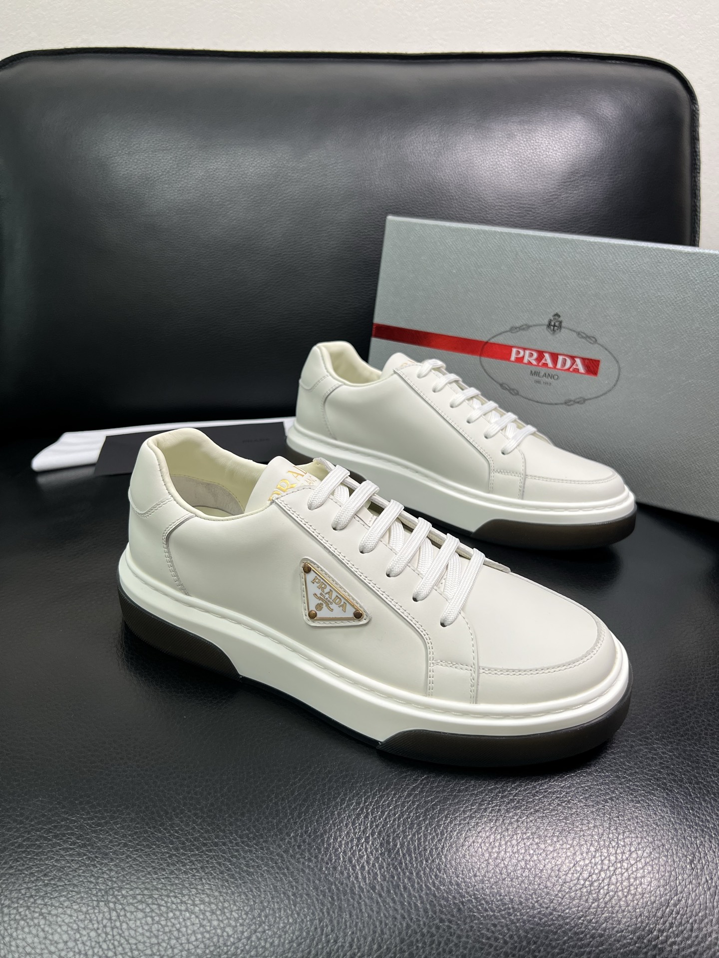 Prada 高品质 顶级工艺品，普拉达 专柜同步，原厂配置意大利进口牛皮面料，进口牛皮内里垫，透气舒适，
