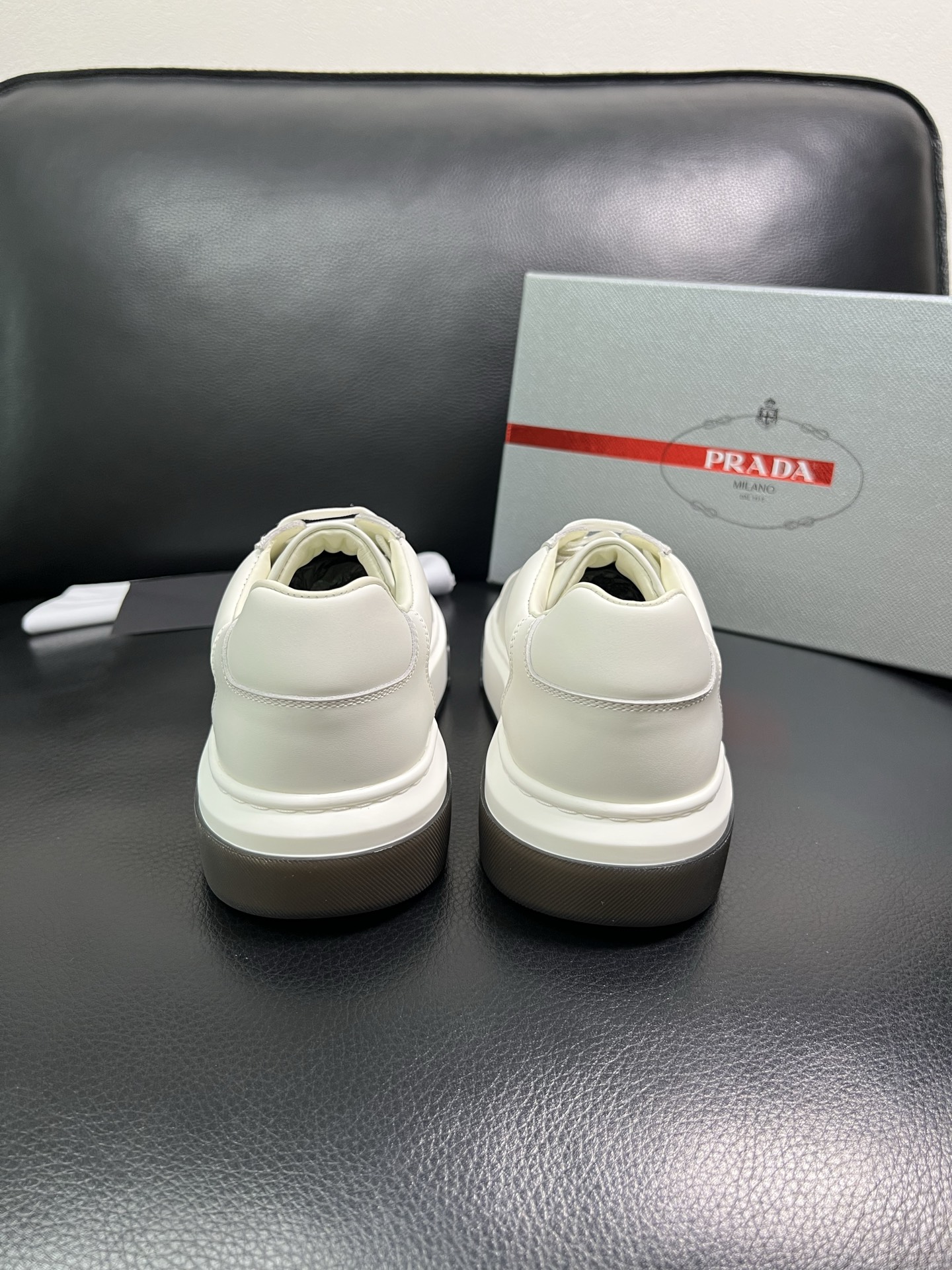 Prada 高品质 顶级工艺品，普拉达 专柜同步，原厂配置意大利进口牛皮面料，进口牛皮内里垫，透气舒适，