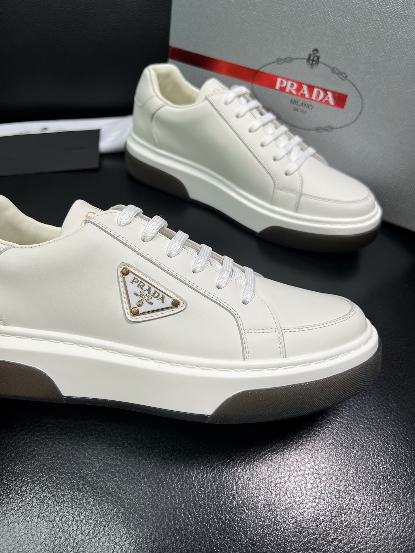 Prada 高品质 顶级工艺品，普拉达 专柜同步，原厂配置意大利进口牛皮面料，进口牛皮内里垫，透气舒适，