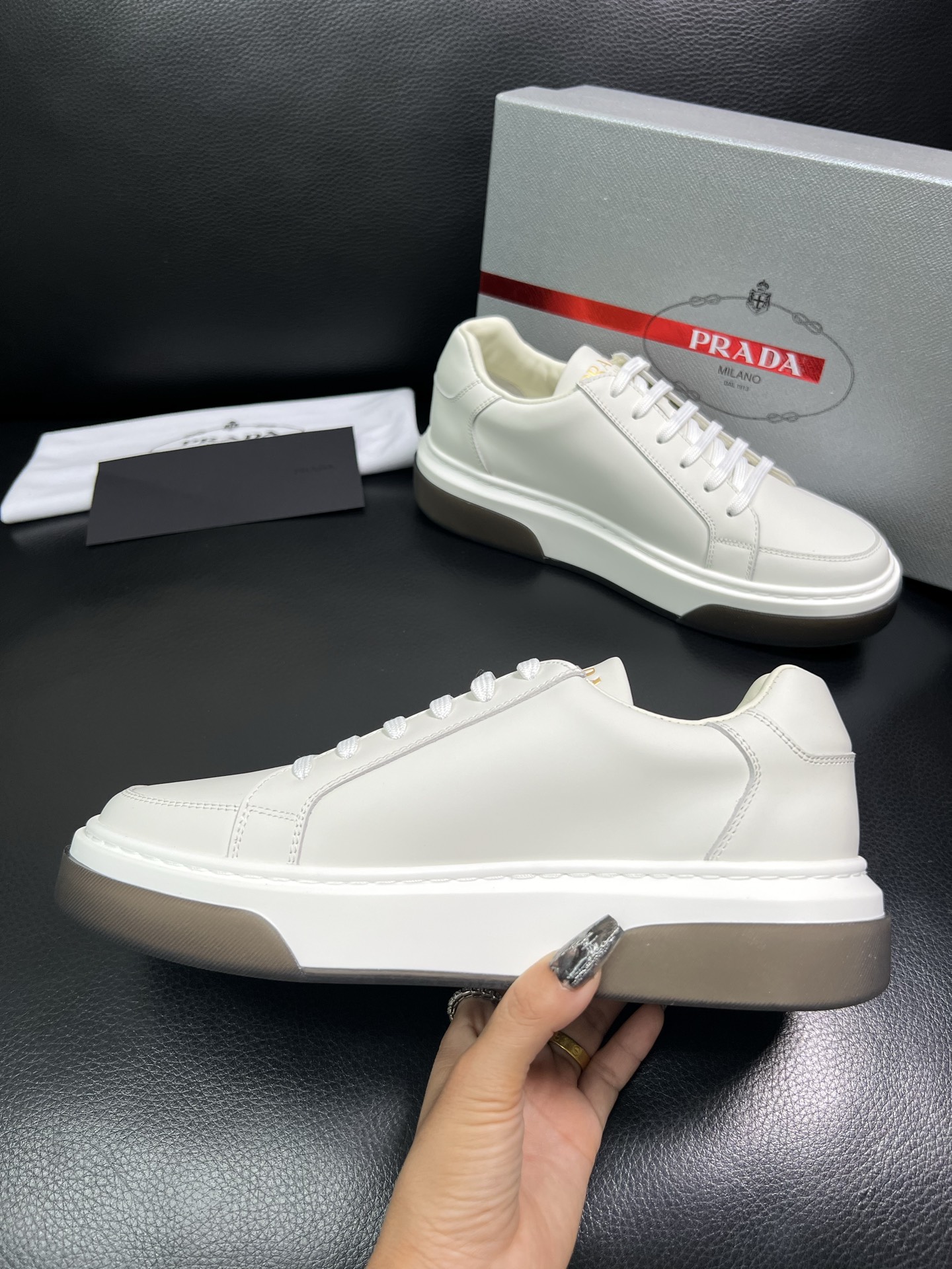 Prada 高品质 顶级工艺品，普拉达 专柜同步，原厂配置意大利进口牛皮面料，进口牛皮内里垫，透气舒适，